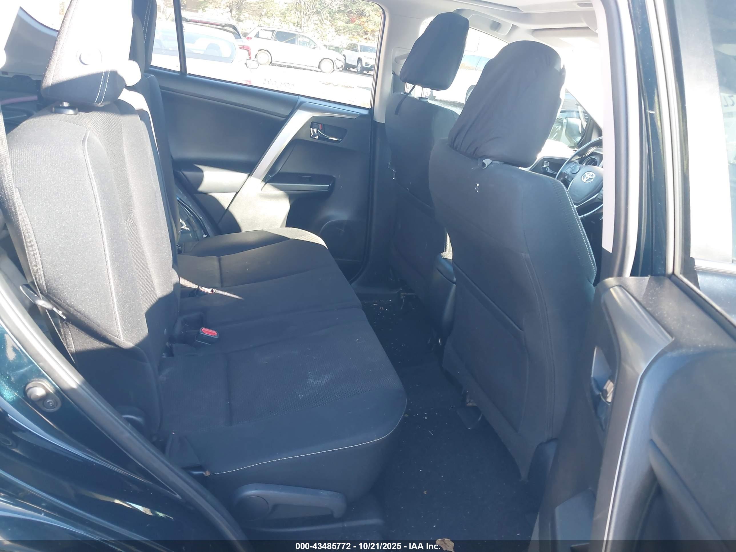 TOYOTA RAV4 image 8