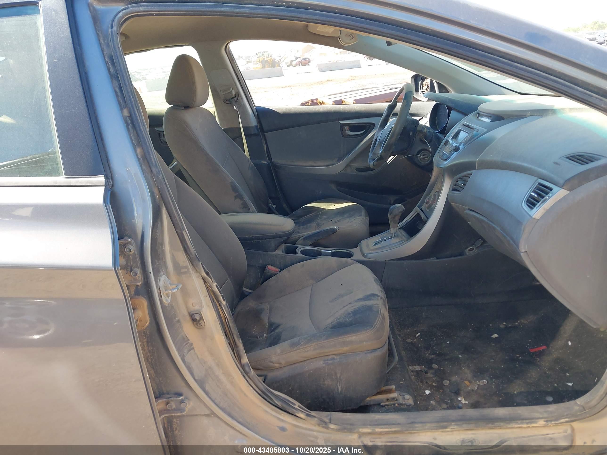 HYUNDAI ELANTRA image 5