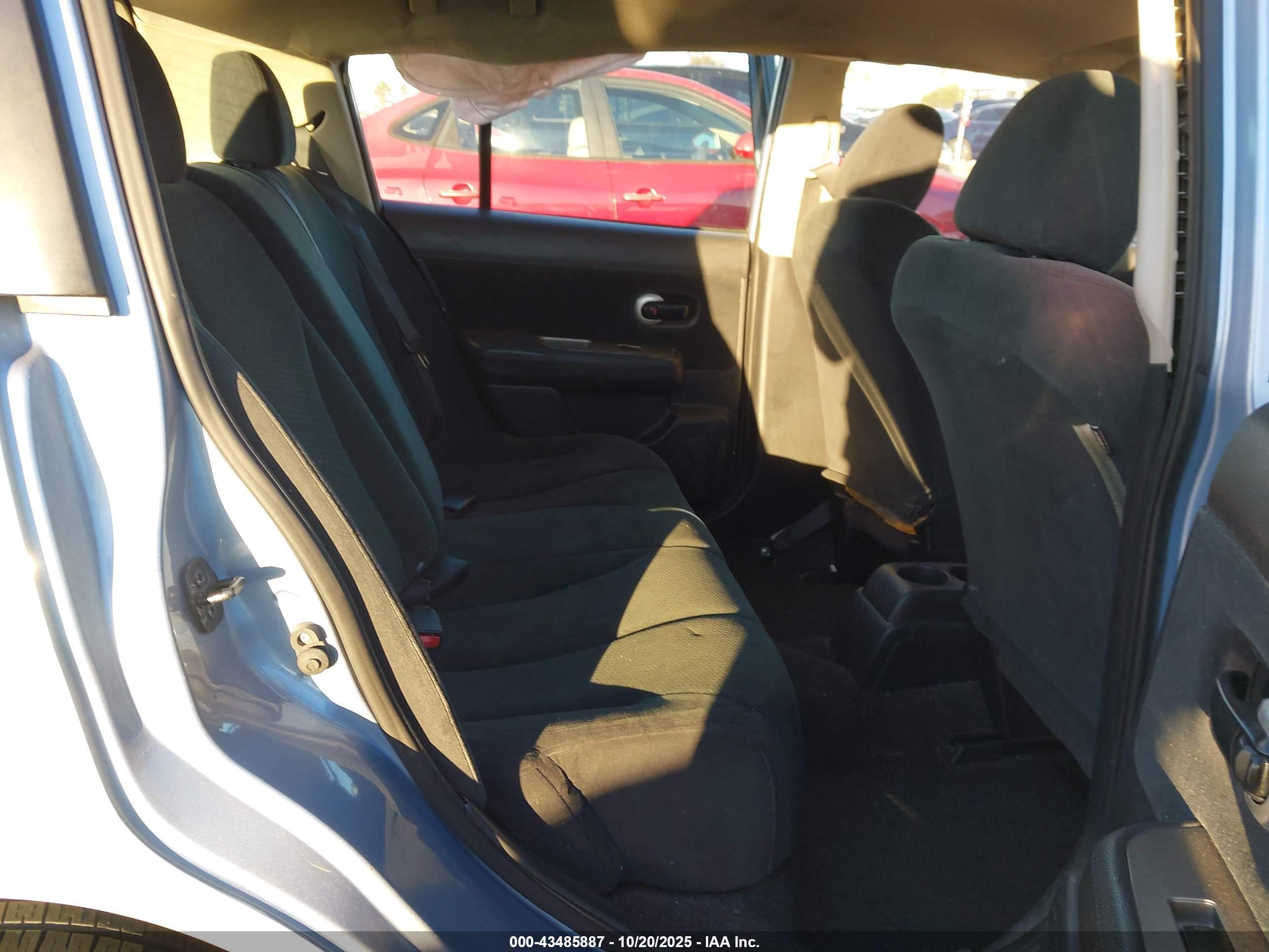 NISSAN VERSA image 8