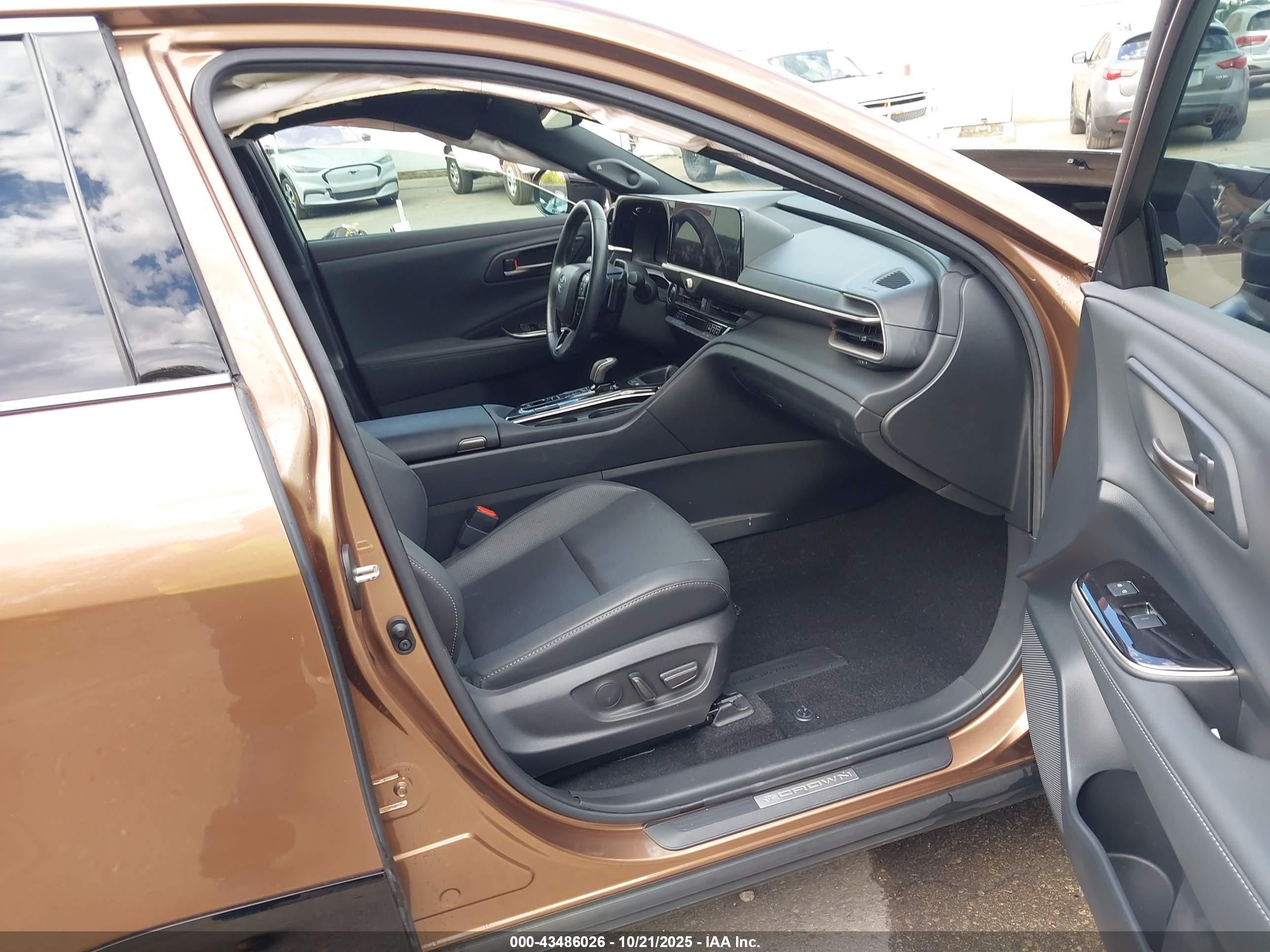 TOYOTA CROWN image 5
