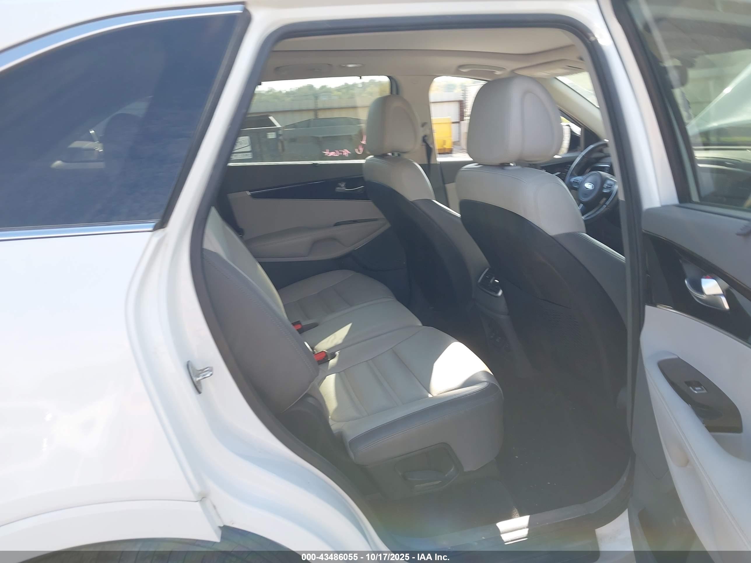 KIA SORENTO image 8