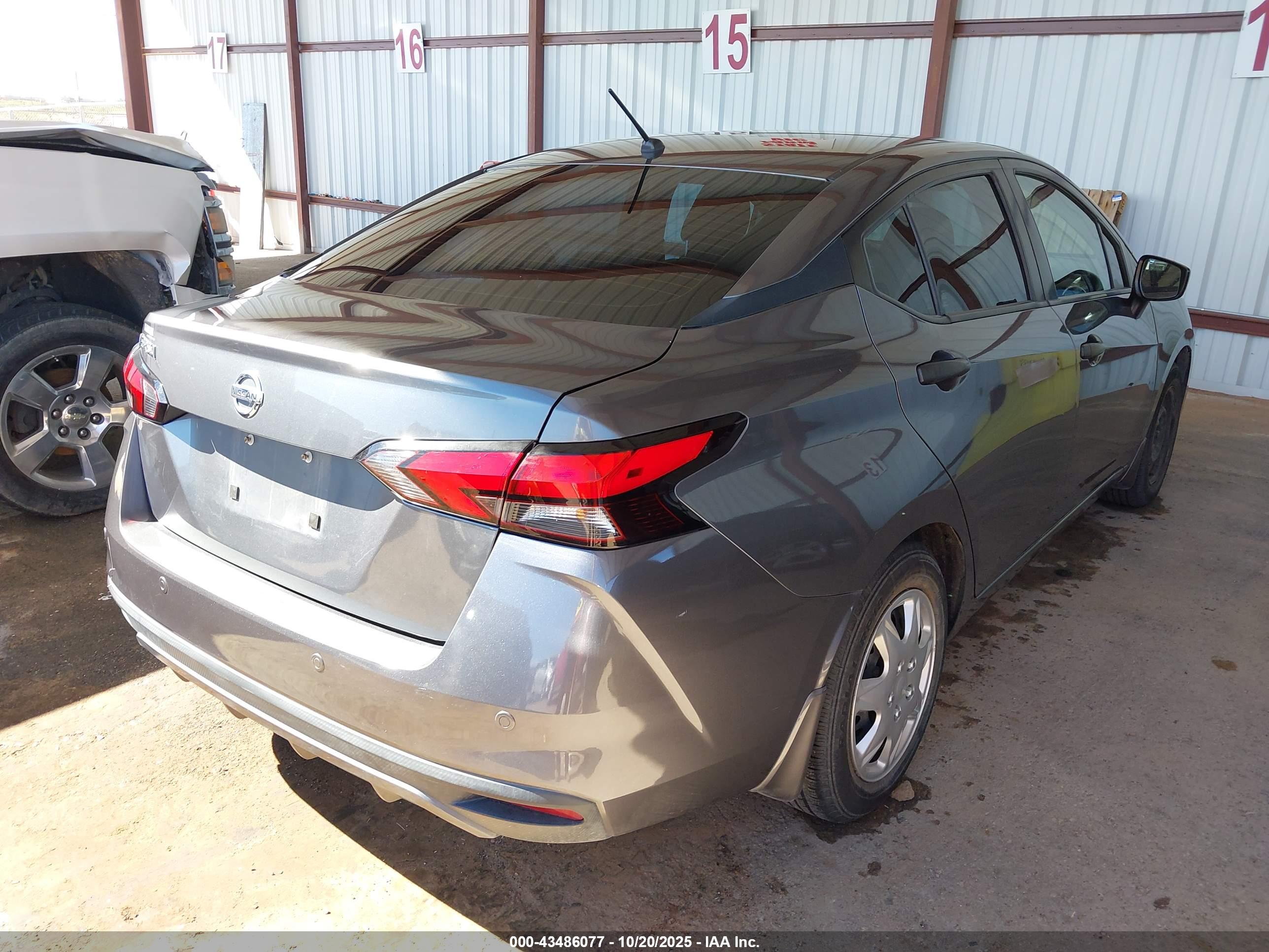 NISSAN VERSA image 4