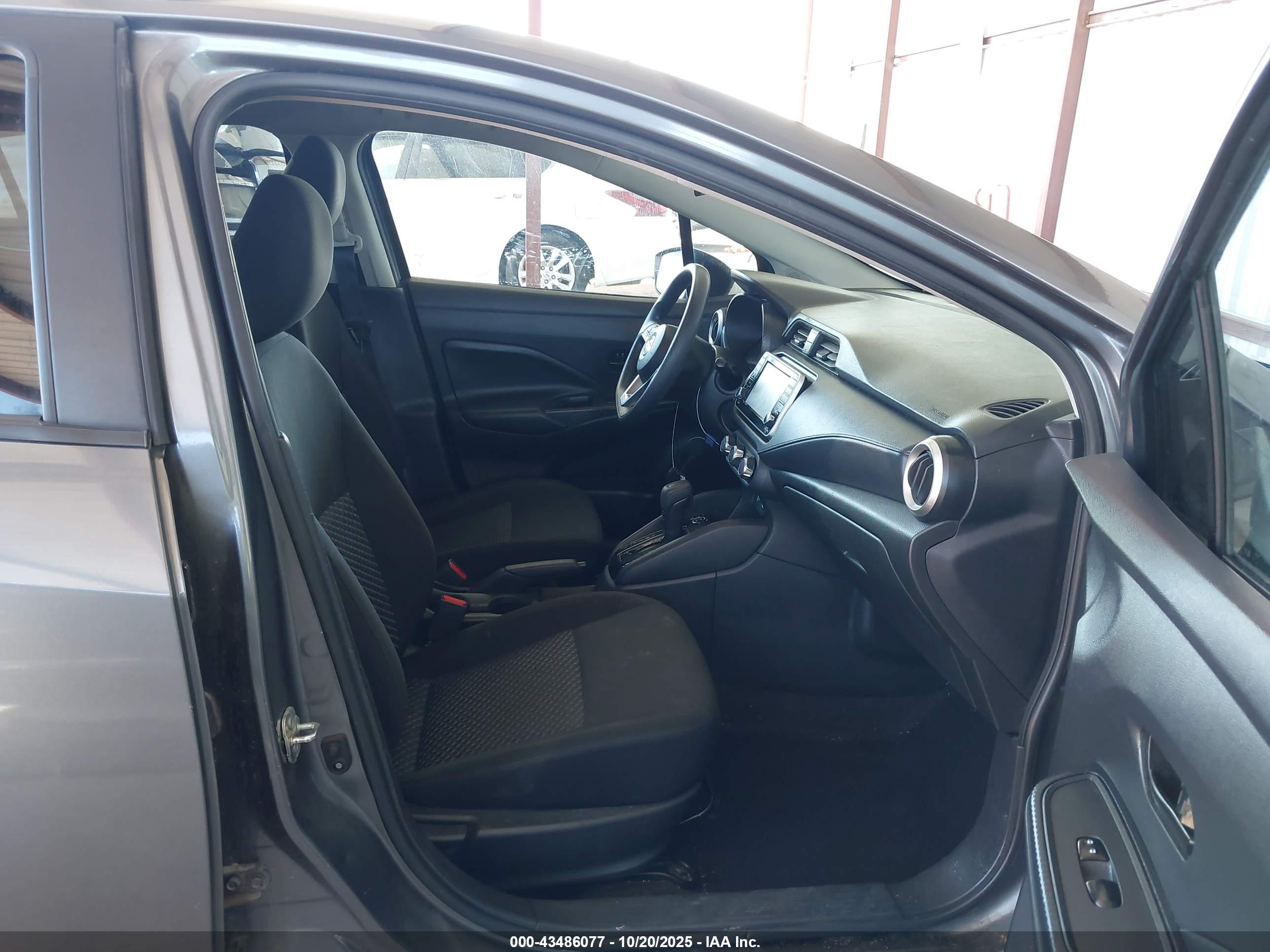 NISSAN VERSA image 5