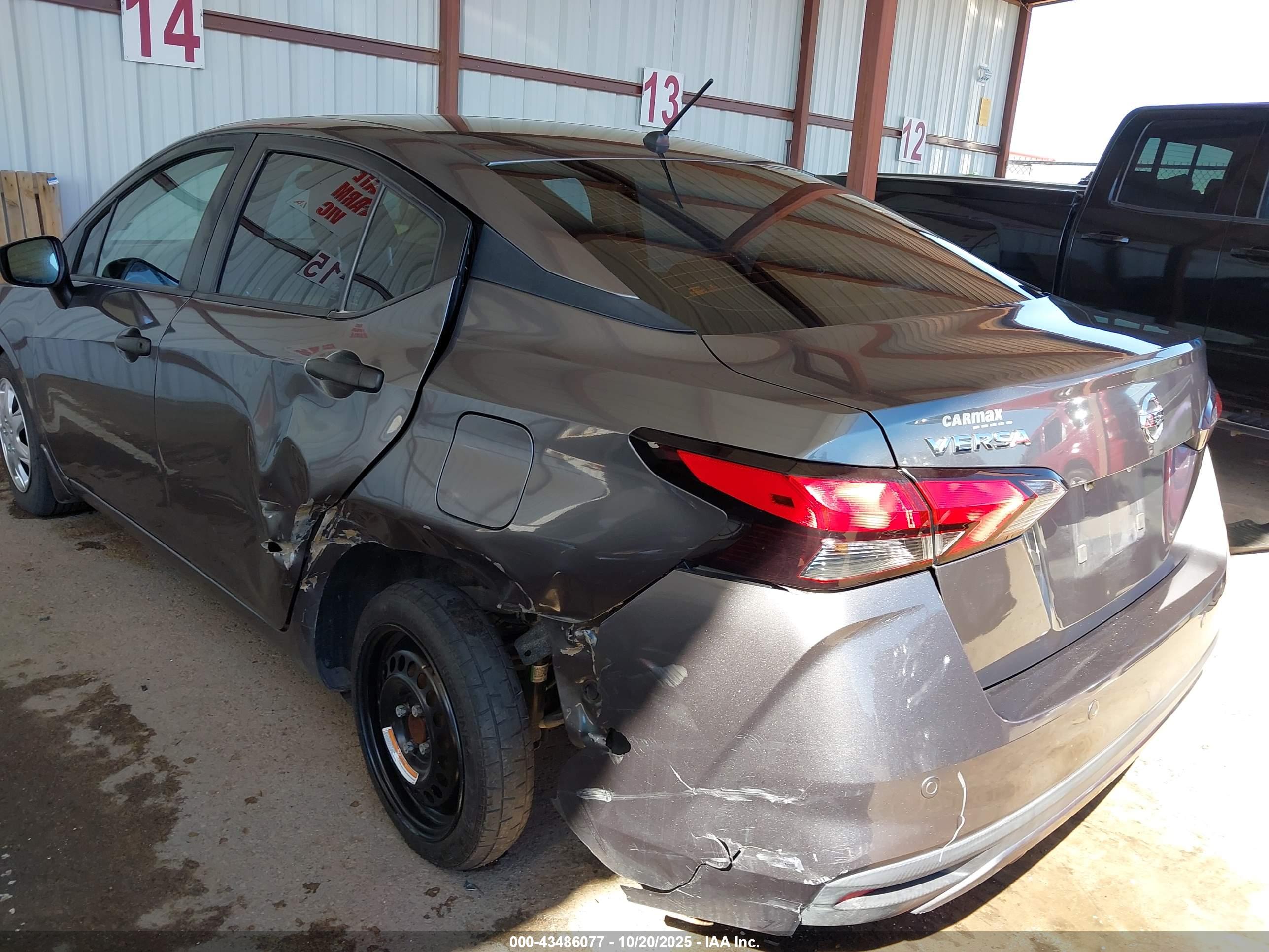 NISSAN VERSA image 6
