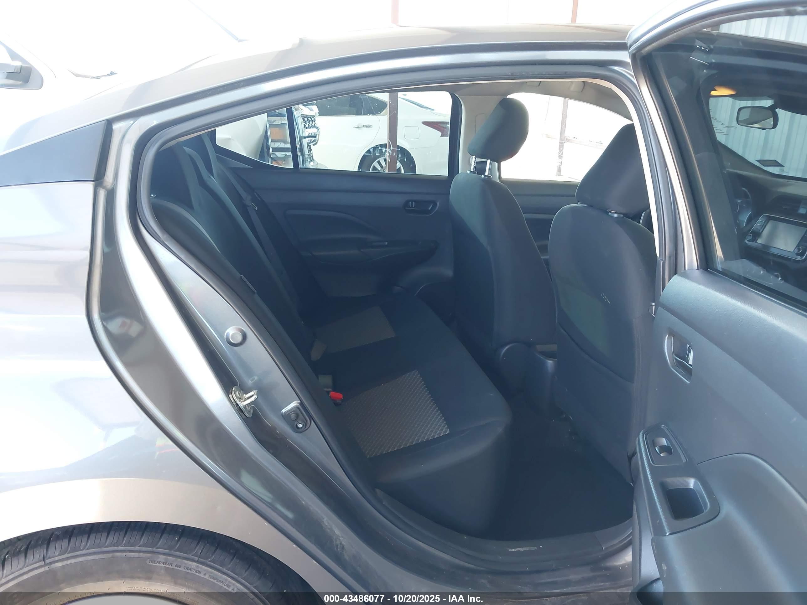 NISSAN VERSA image 8