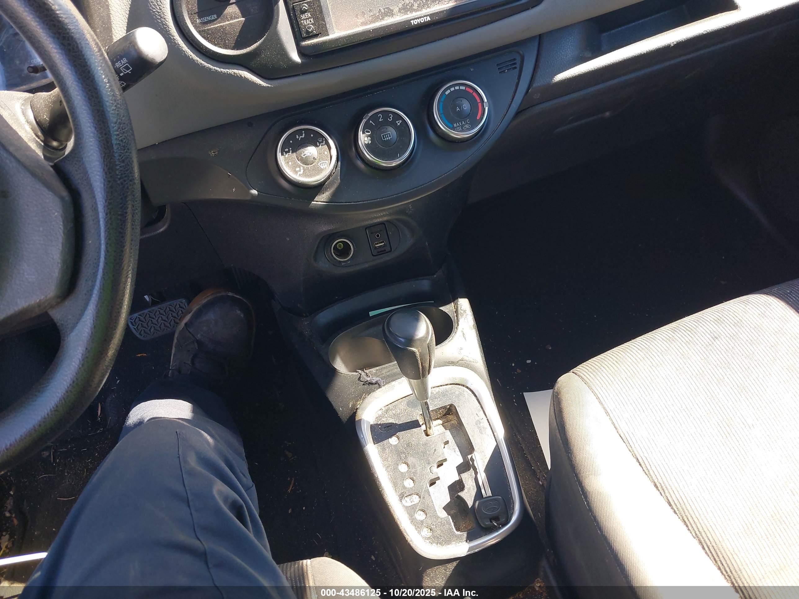 TOYOTA YARIS image 11