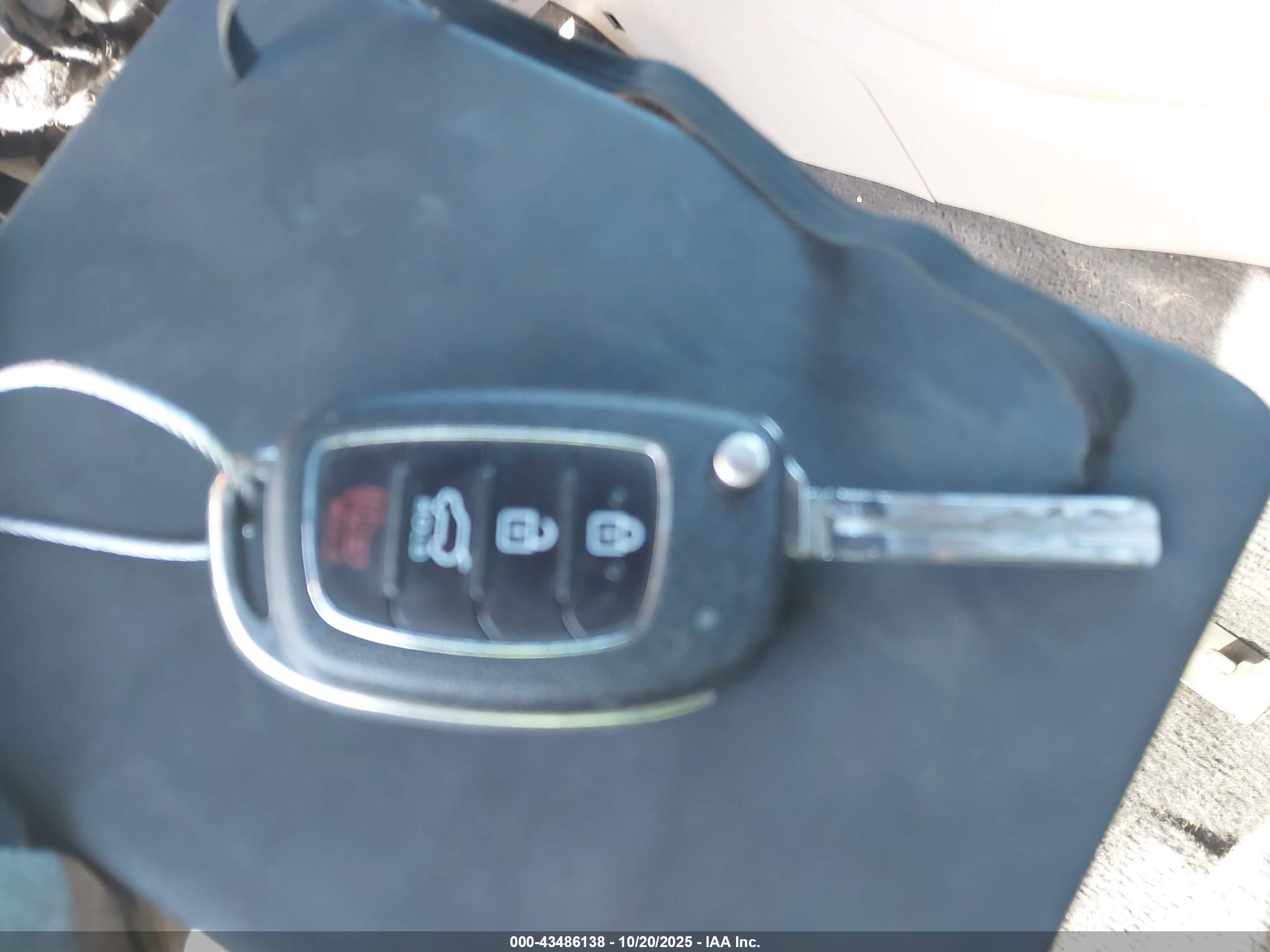 HYUNDAI TUCSON image 11