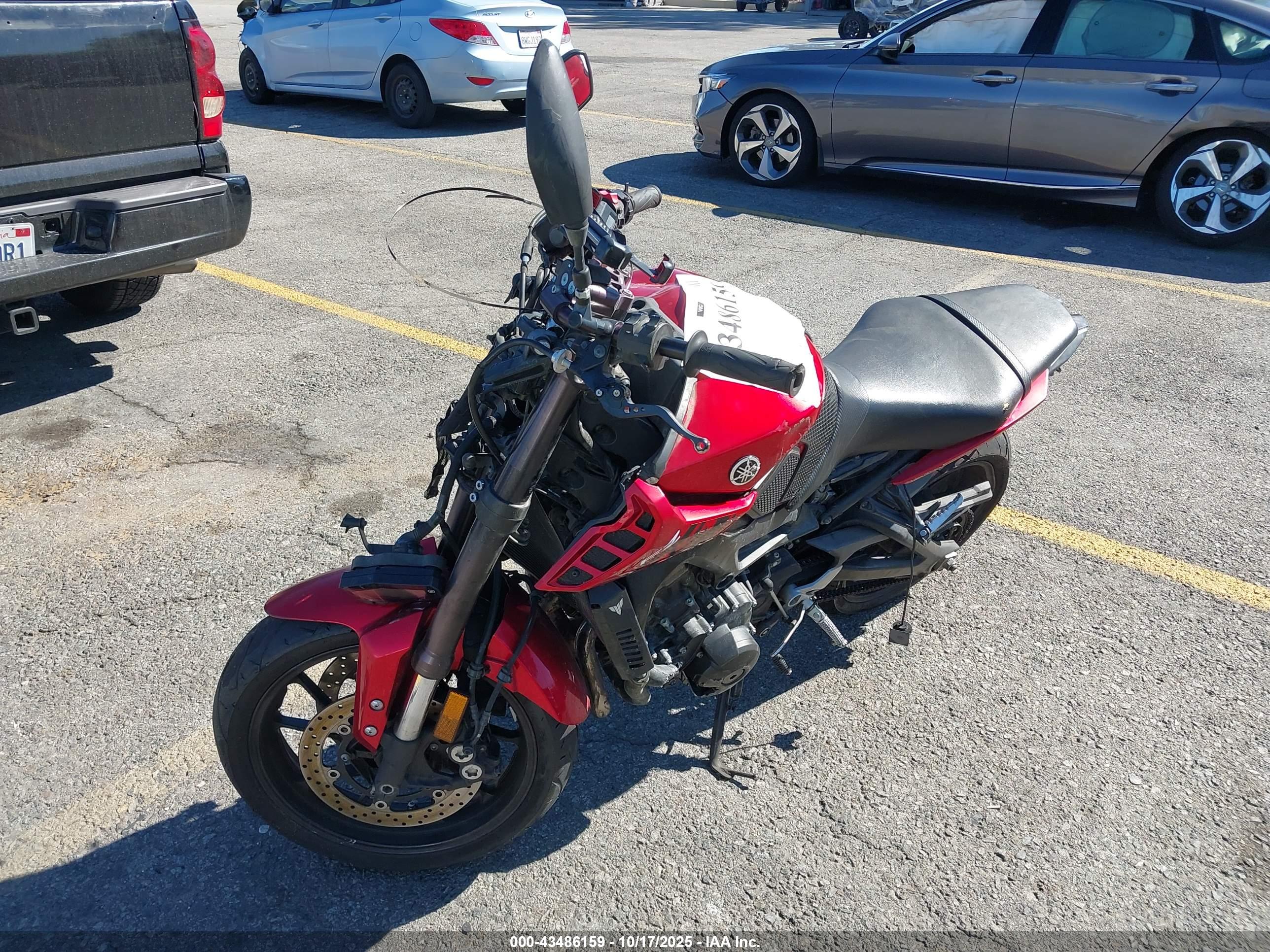 YAMAHA FZ09 image 2