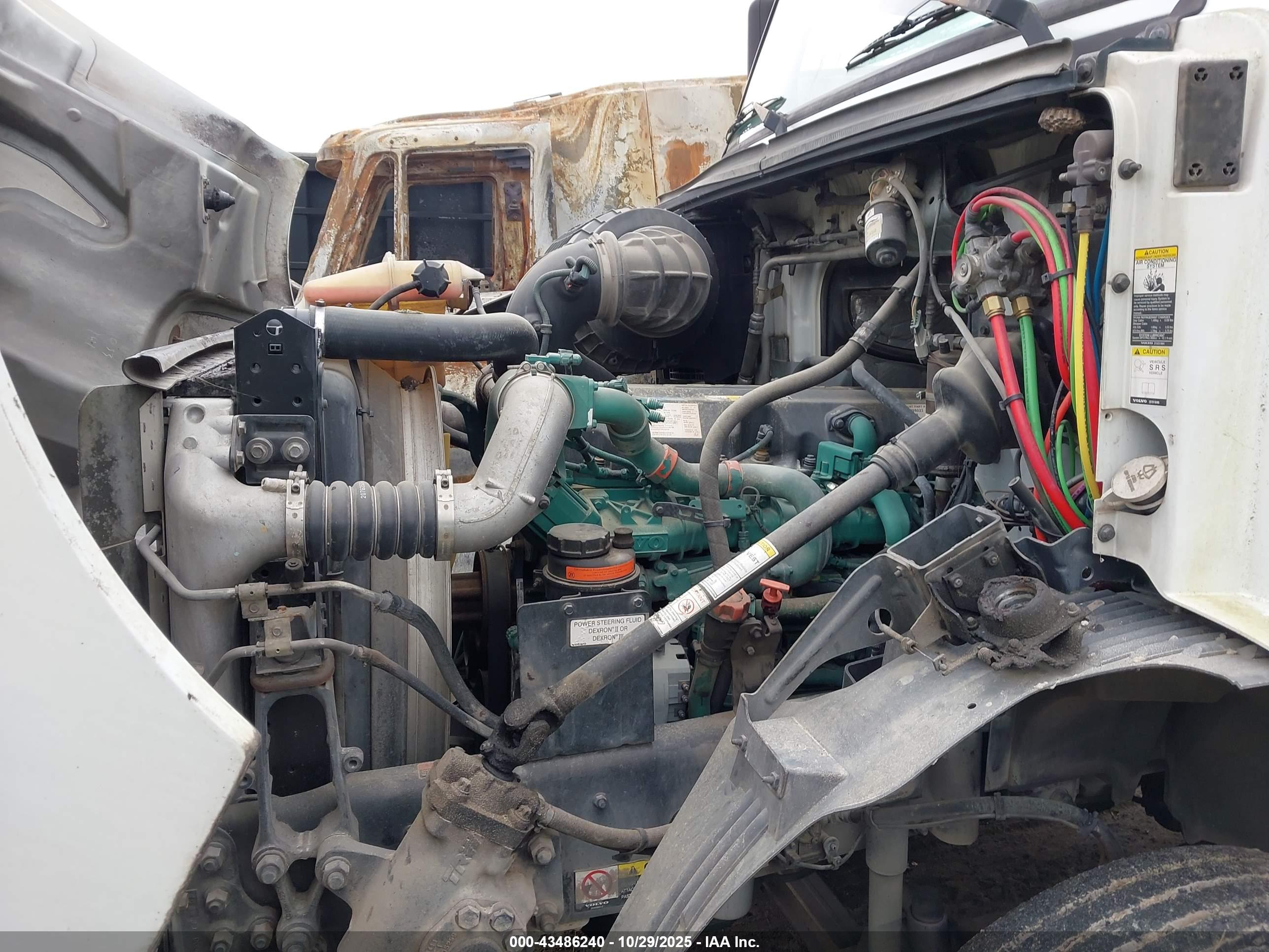 VOLVO VN image 10