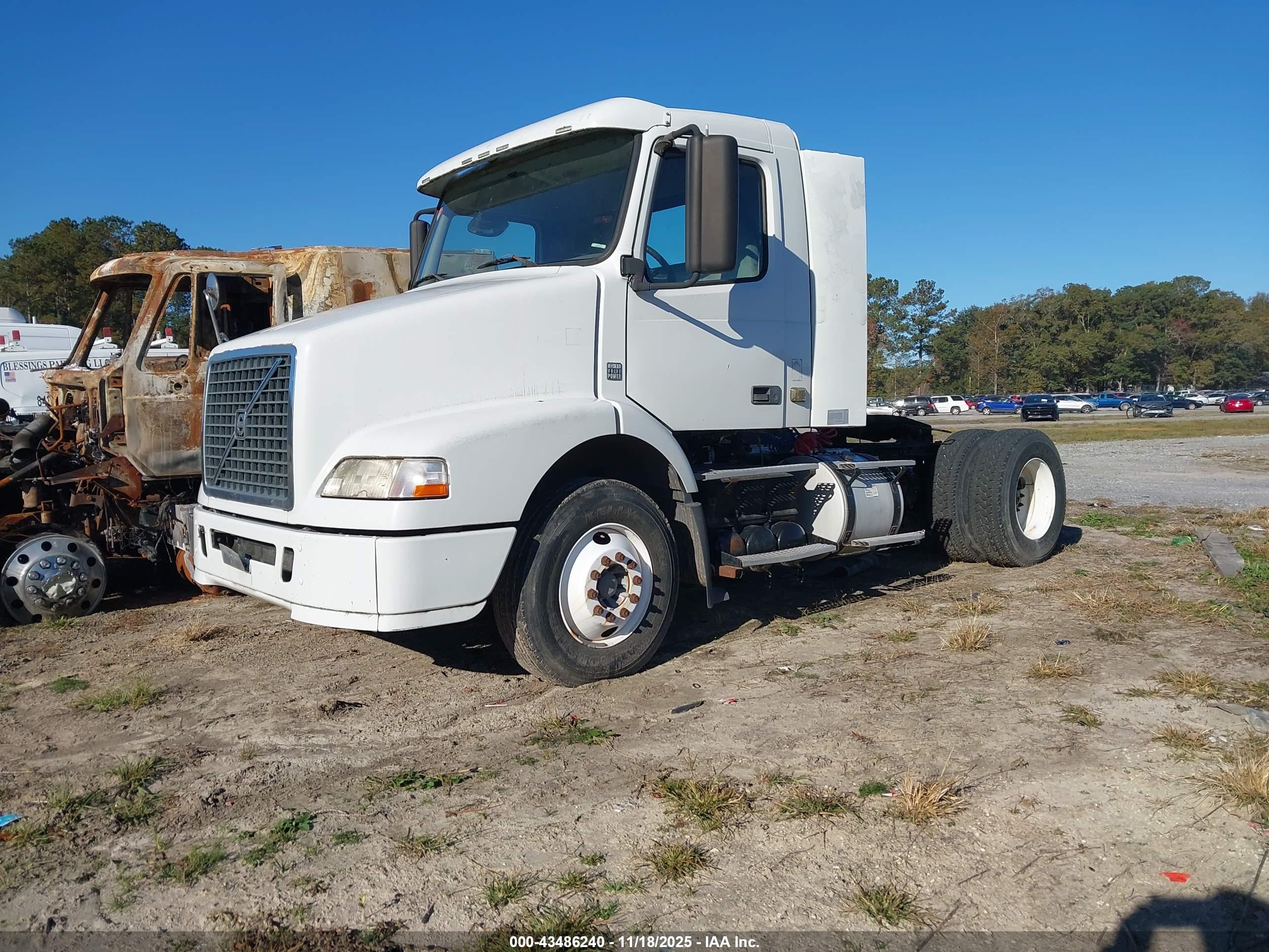VOLVO VN image 2