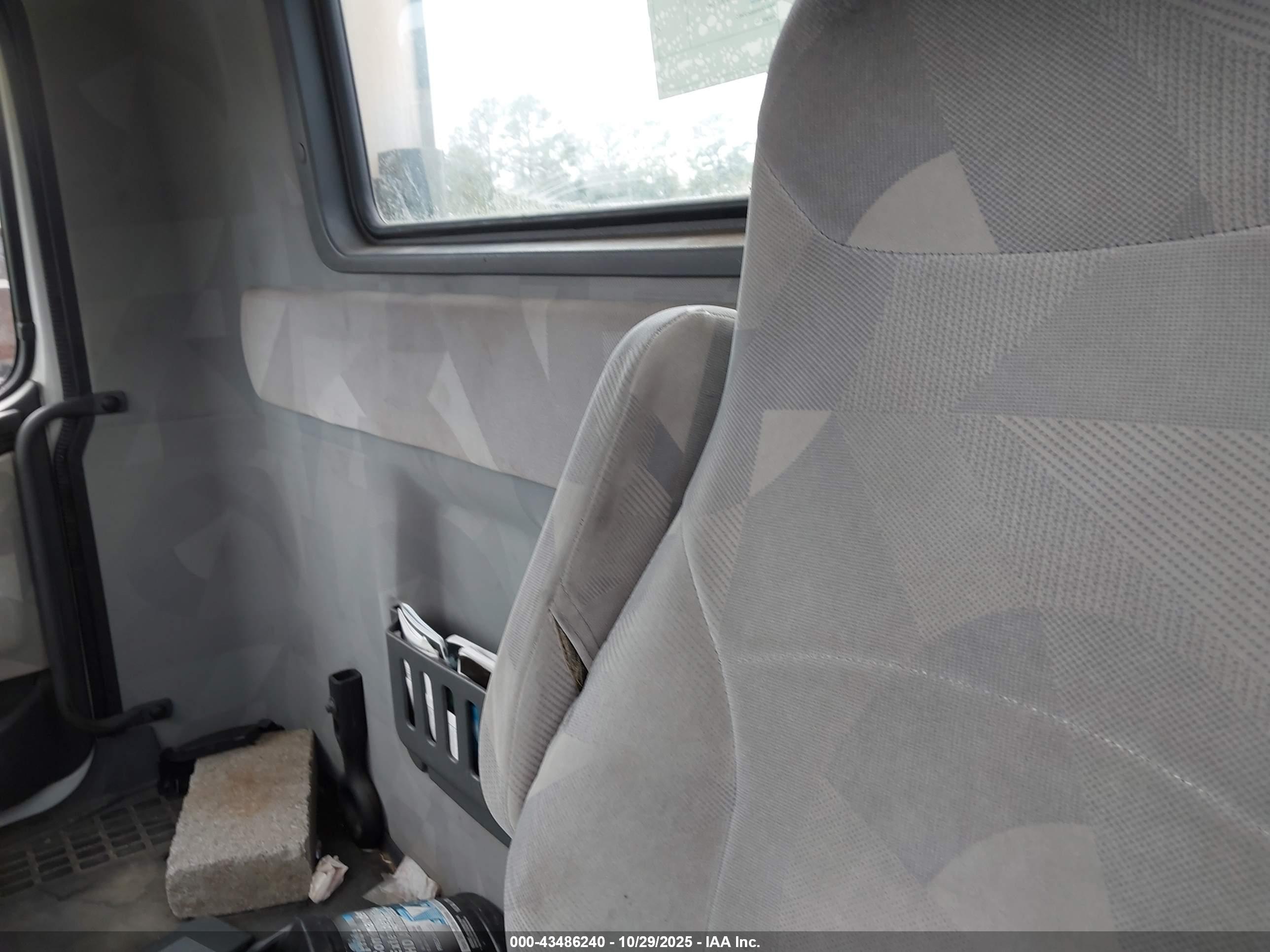 VOLVO VN image 8