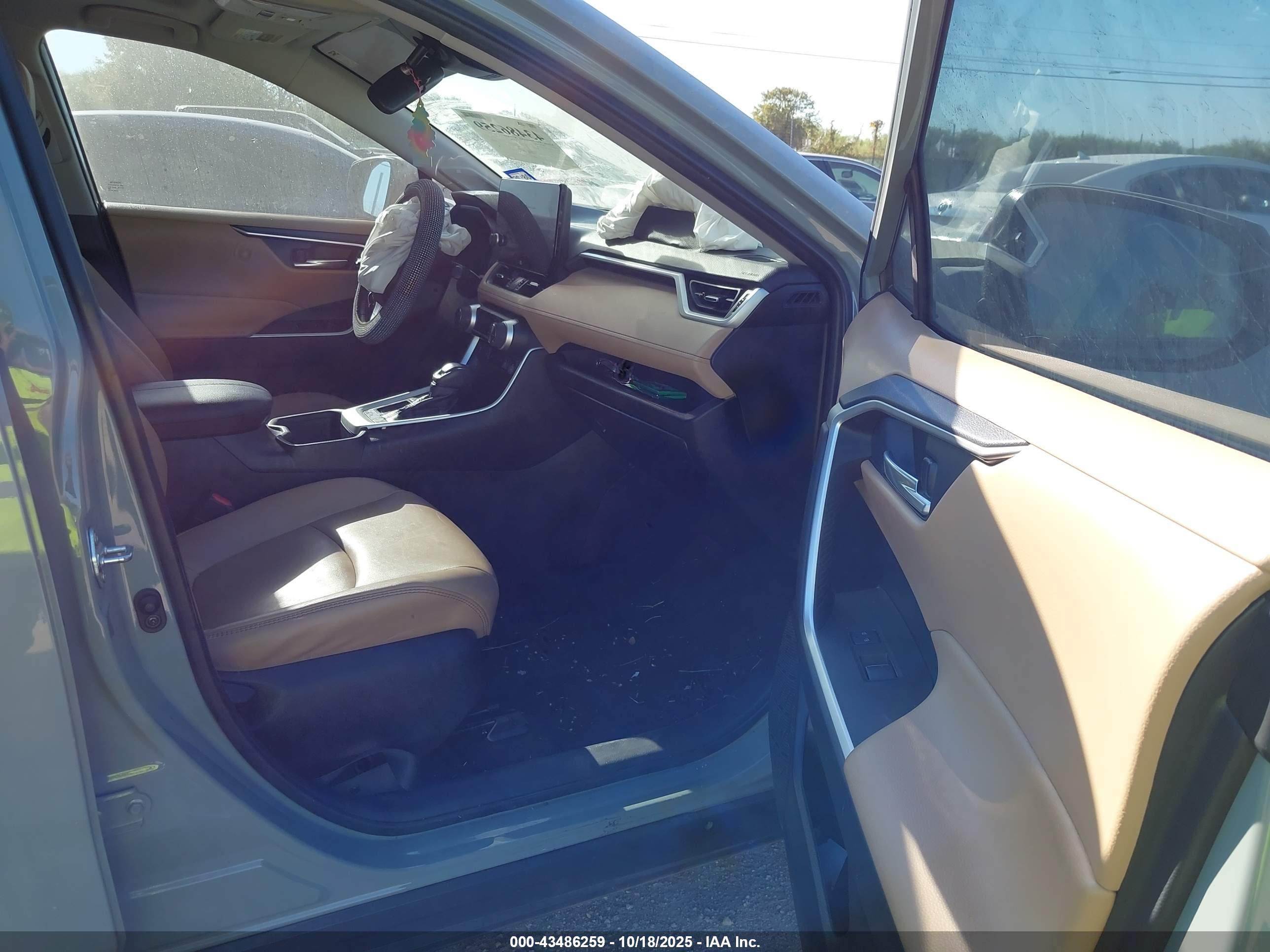 TOYOTA RAV4 image 5