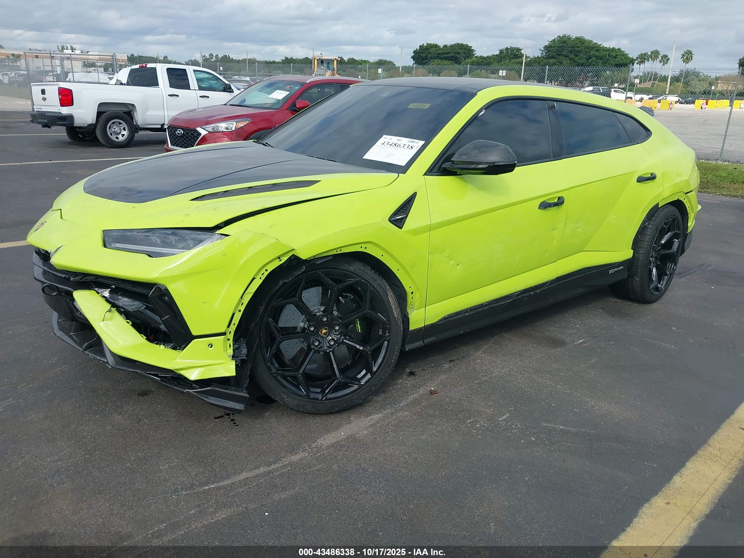 LAMBORGHINI URUS image 2