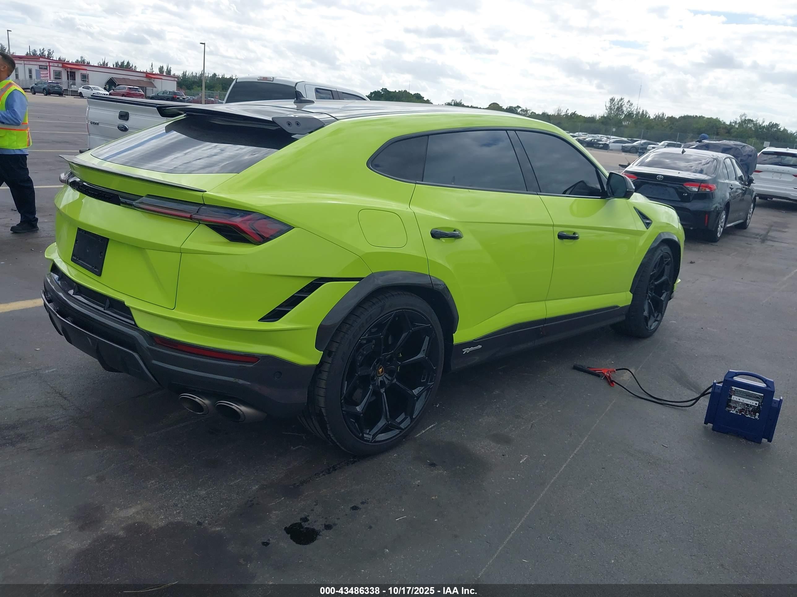 LAMBORGHINI URUS image 4