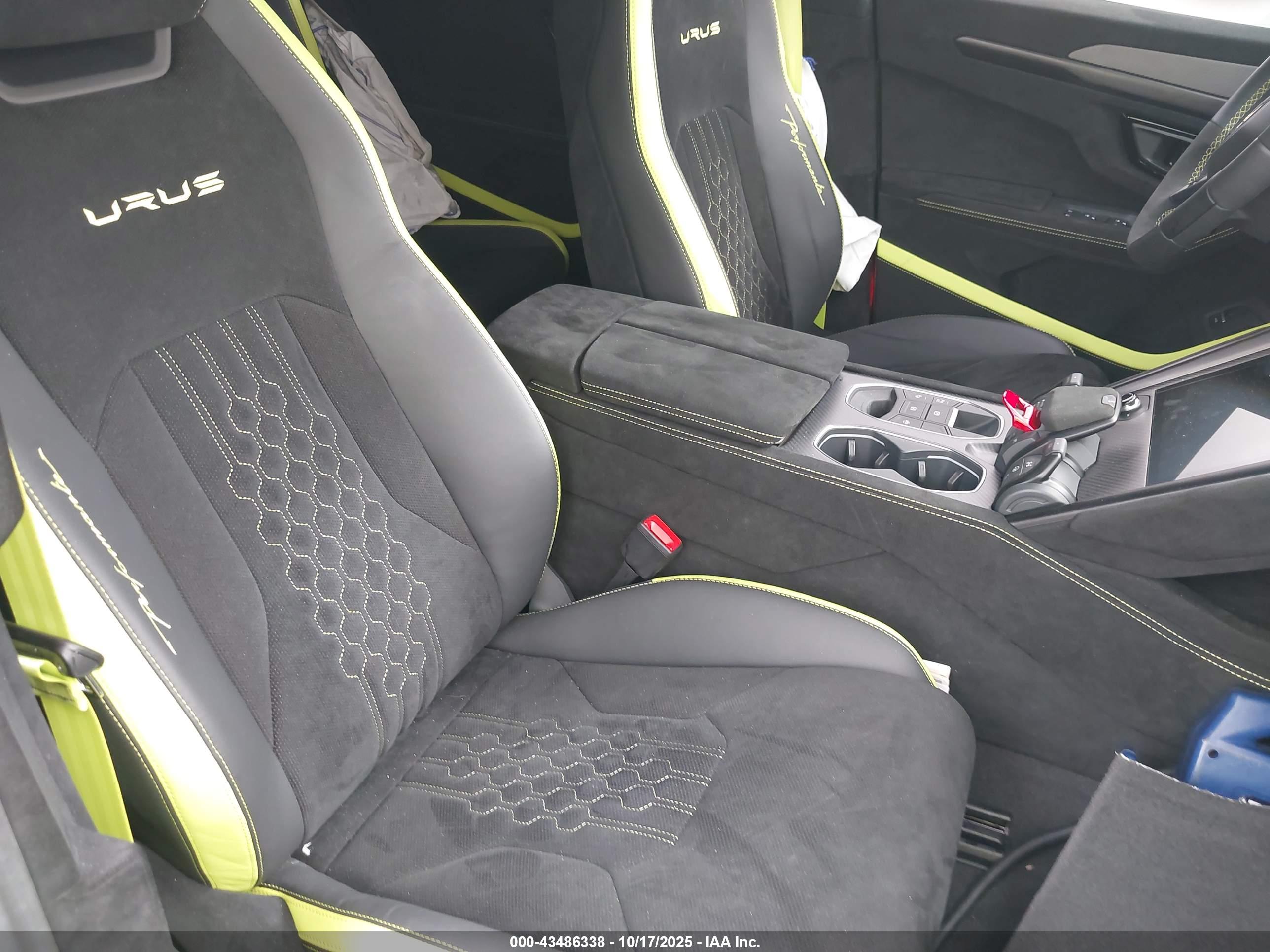 LAMBORGHINI URUS image 5