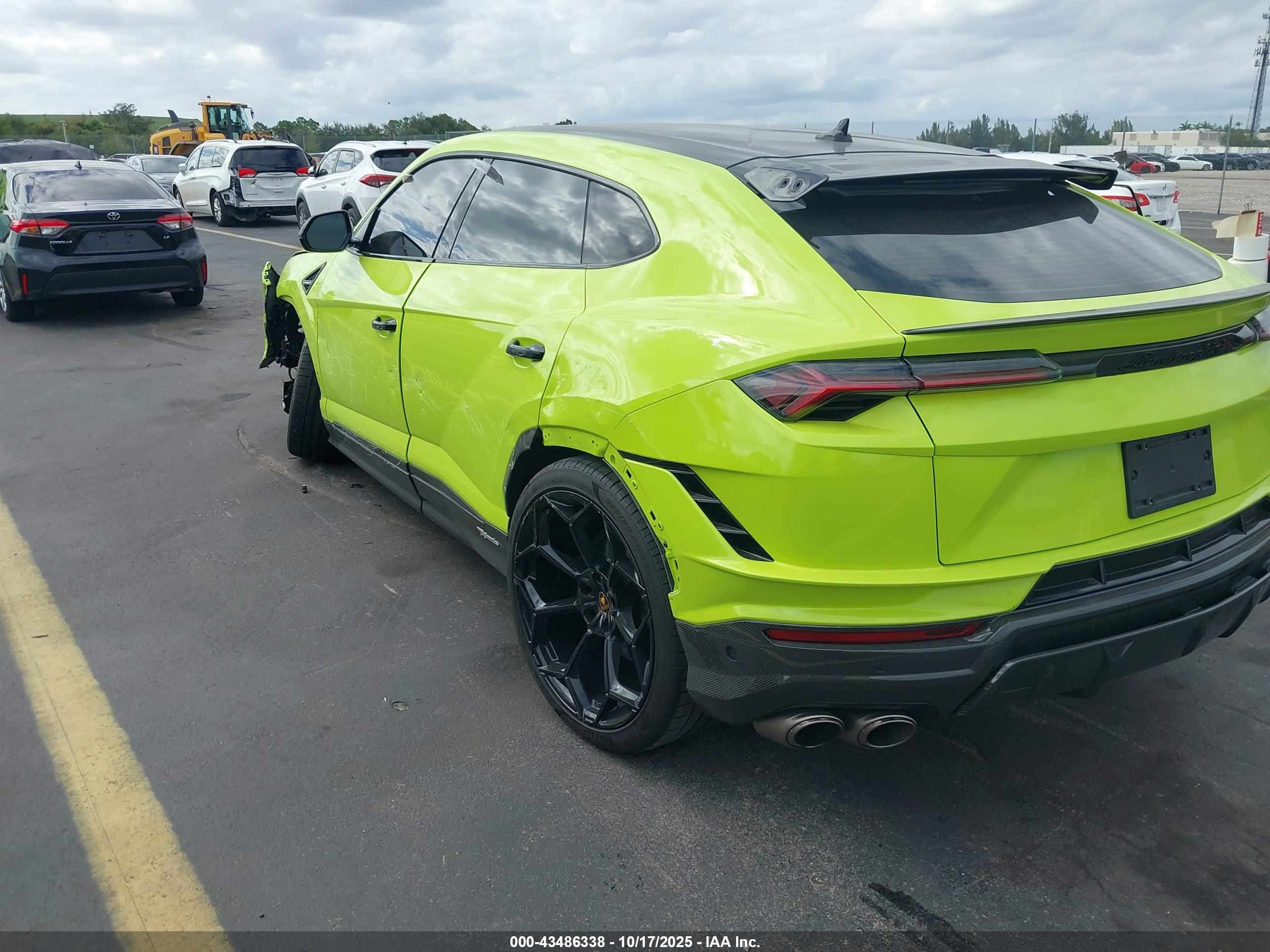 LAMBORGHINI URUS image 6