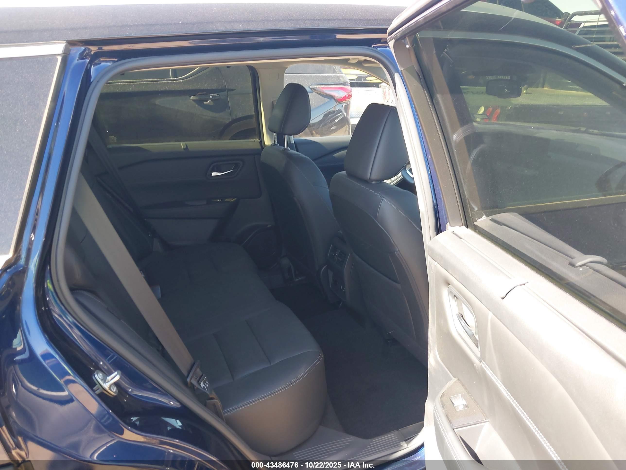 NISSAN ROGUE image 8