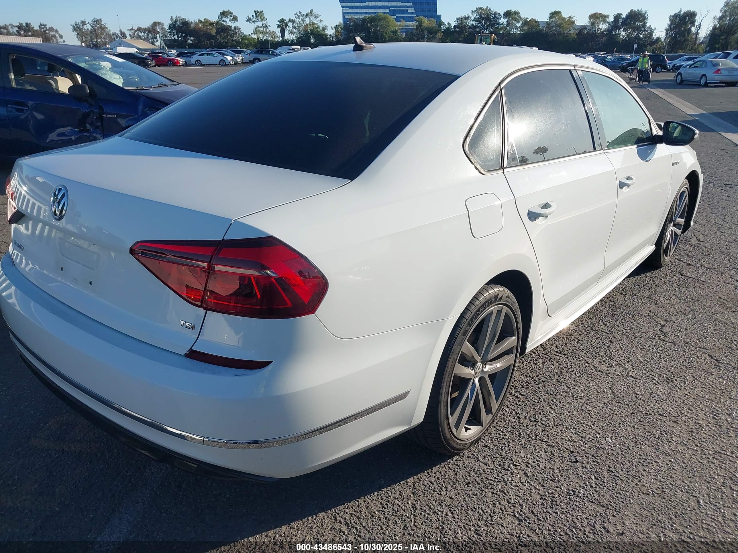 VOLKSWAGEN PASSAT image 4