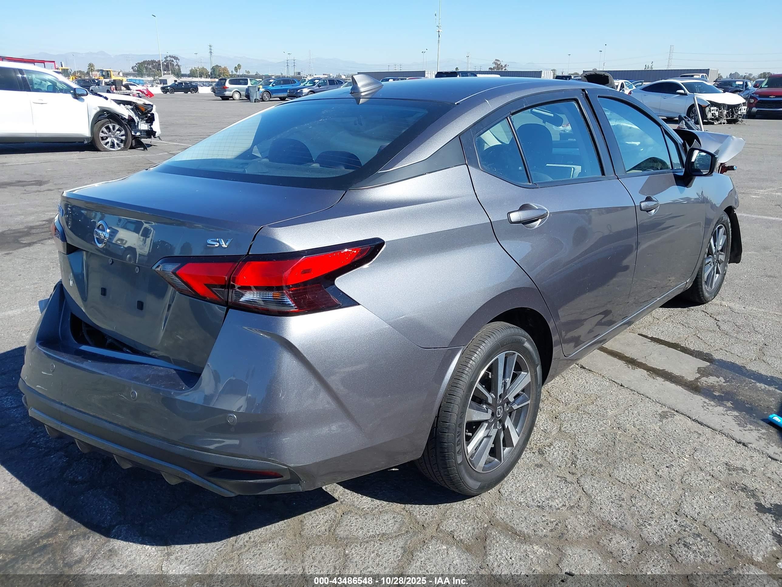 NISSAN VERSA image 4
