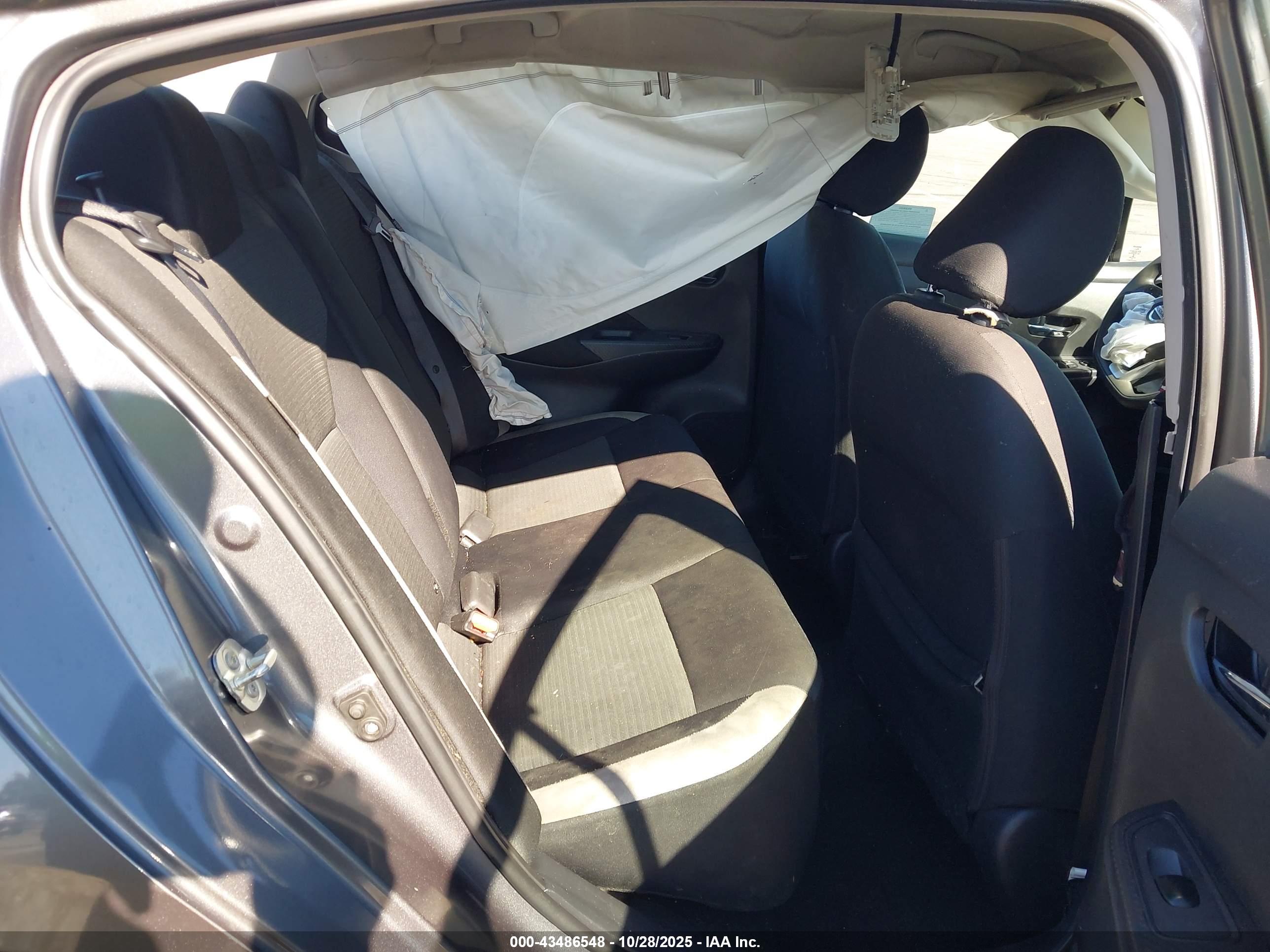 NISSAN VERSA image 8
