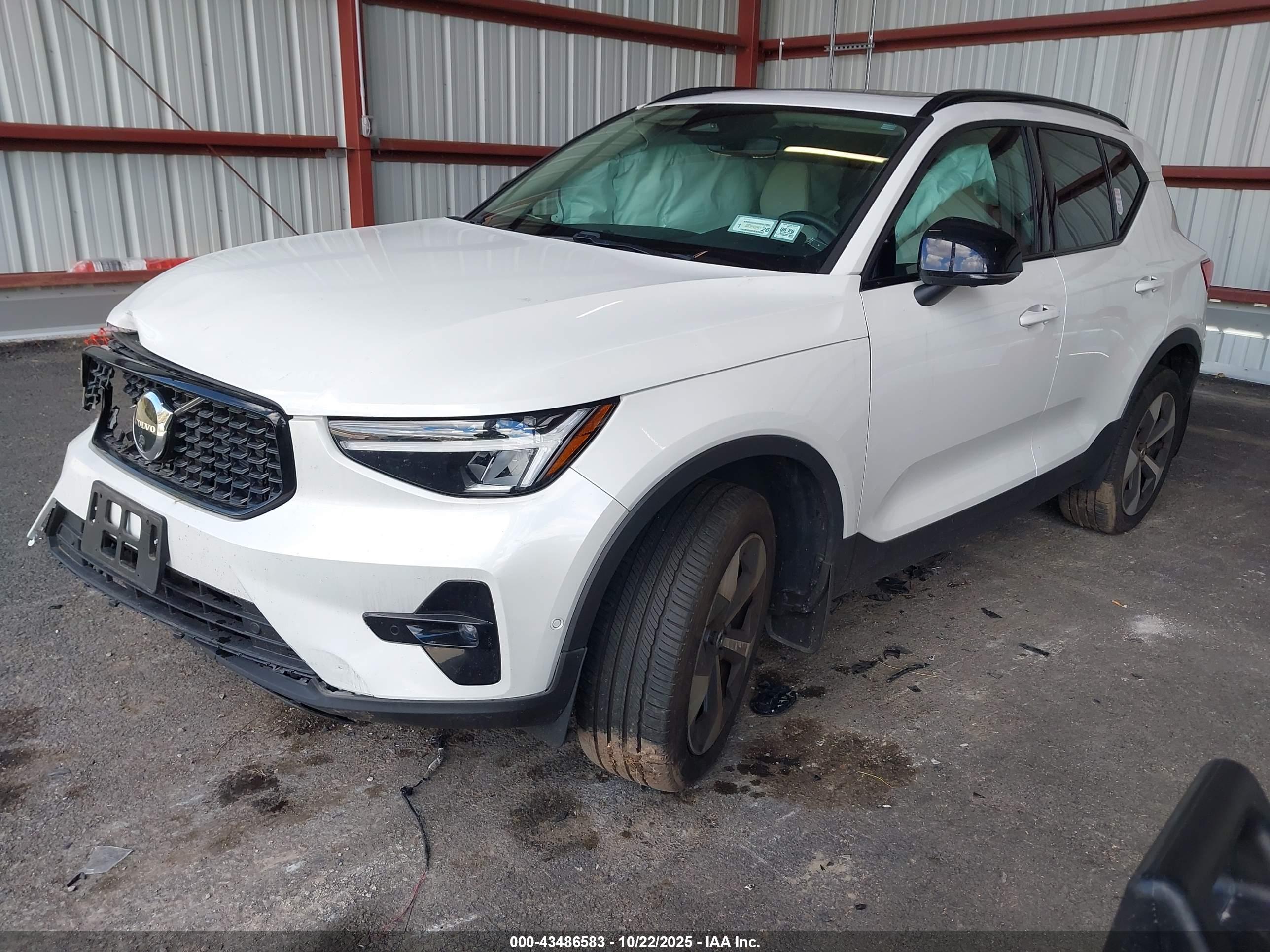 VOLVO XC40 image 2