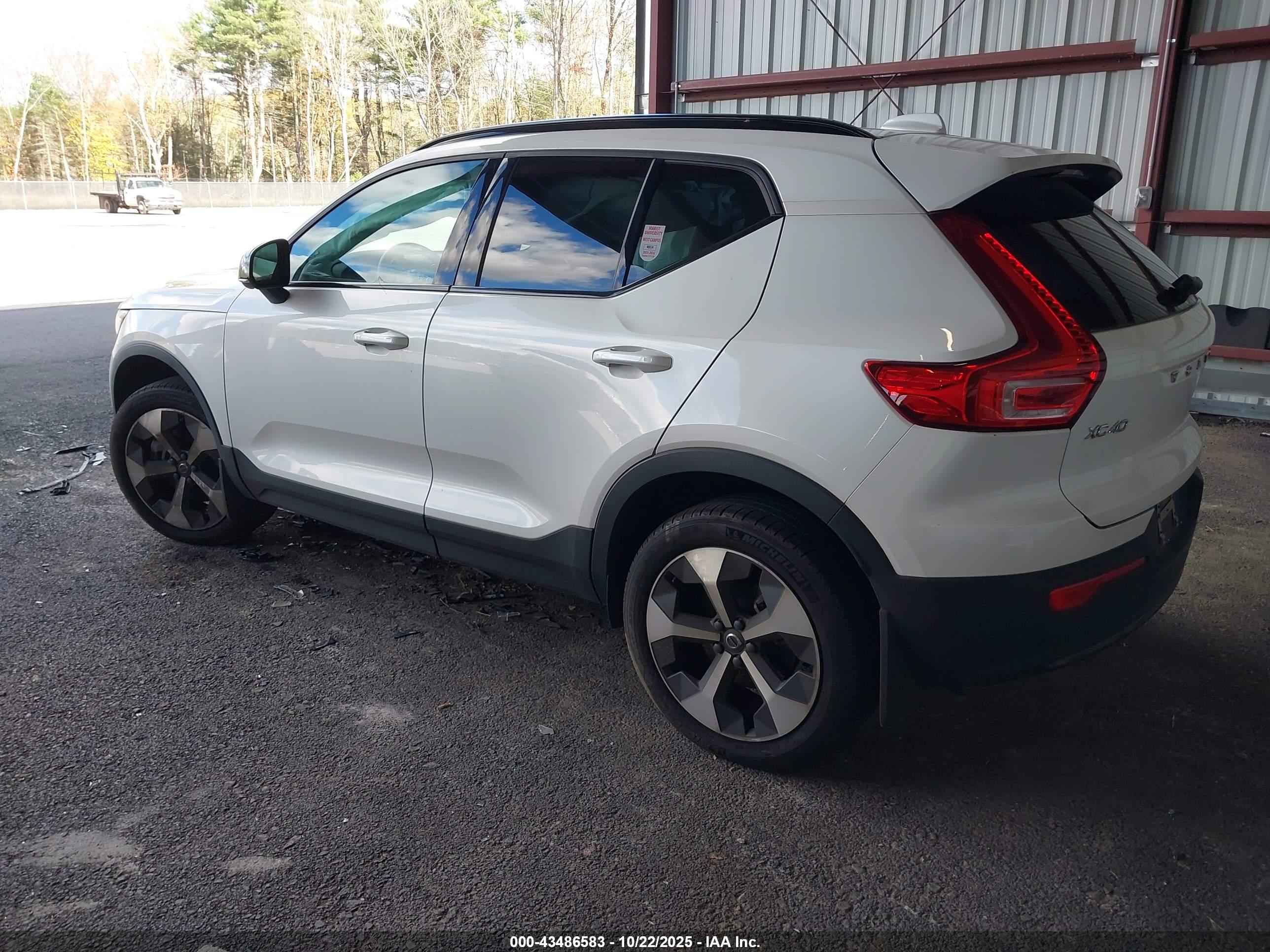 VOLVO XC40 image 3