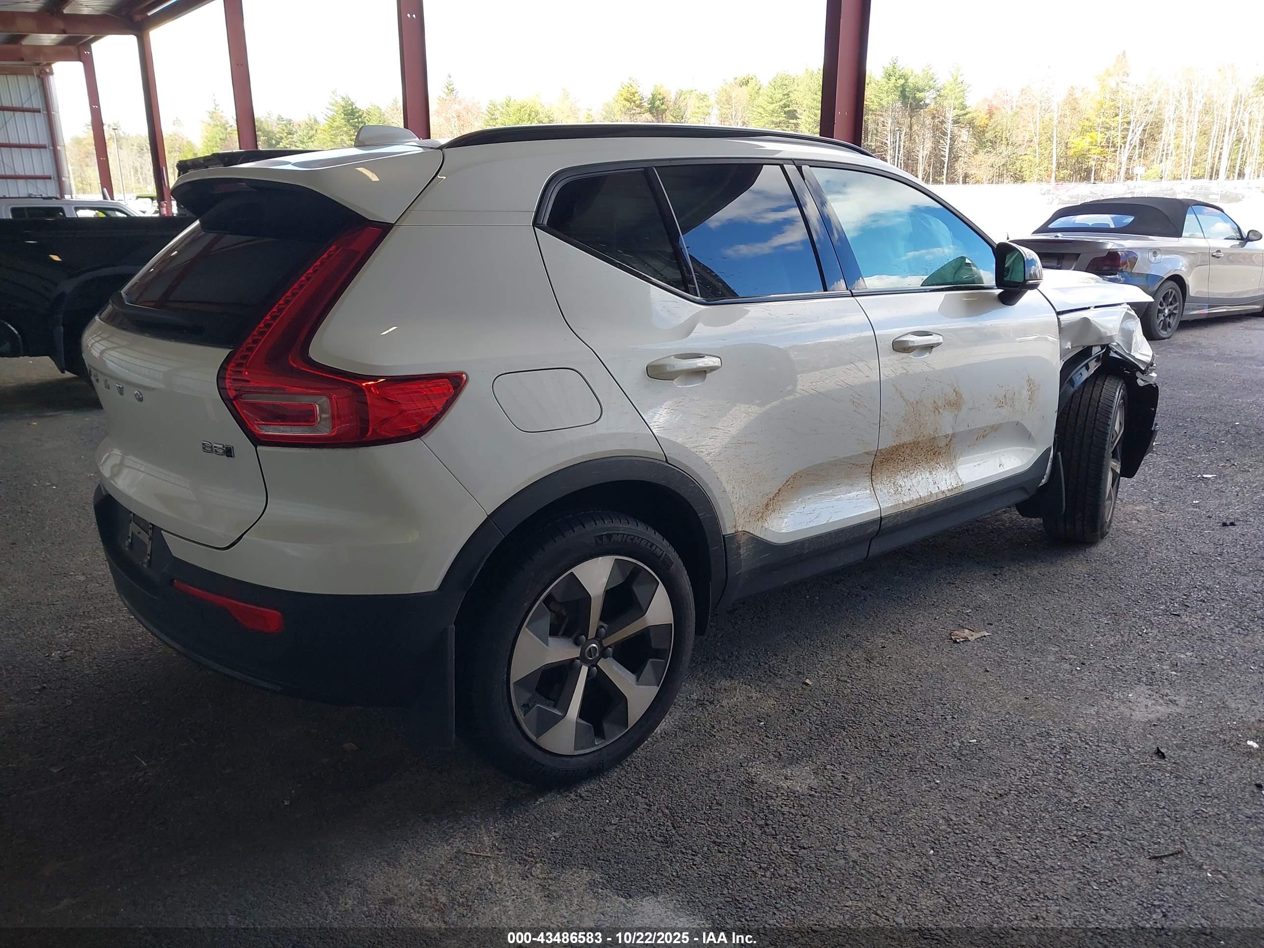 VOLVO XC40 image 4