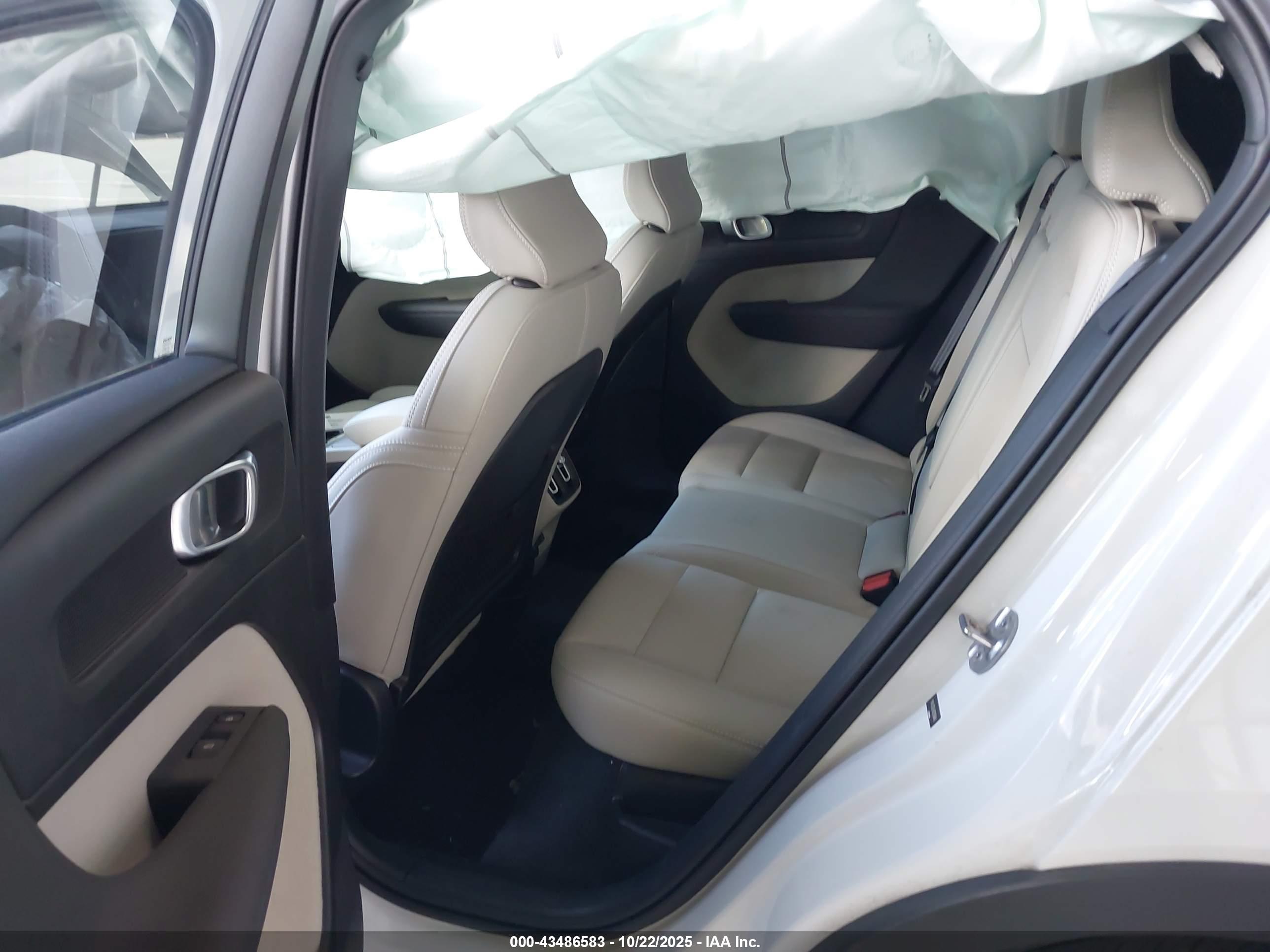 VOLVO XC40 image 8