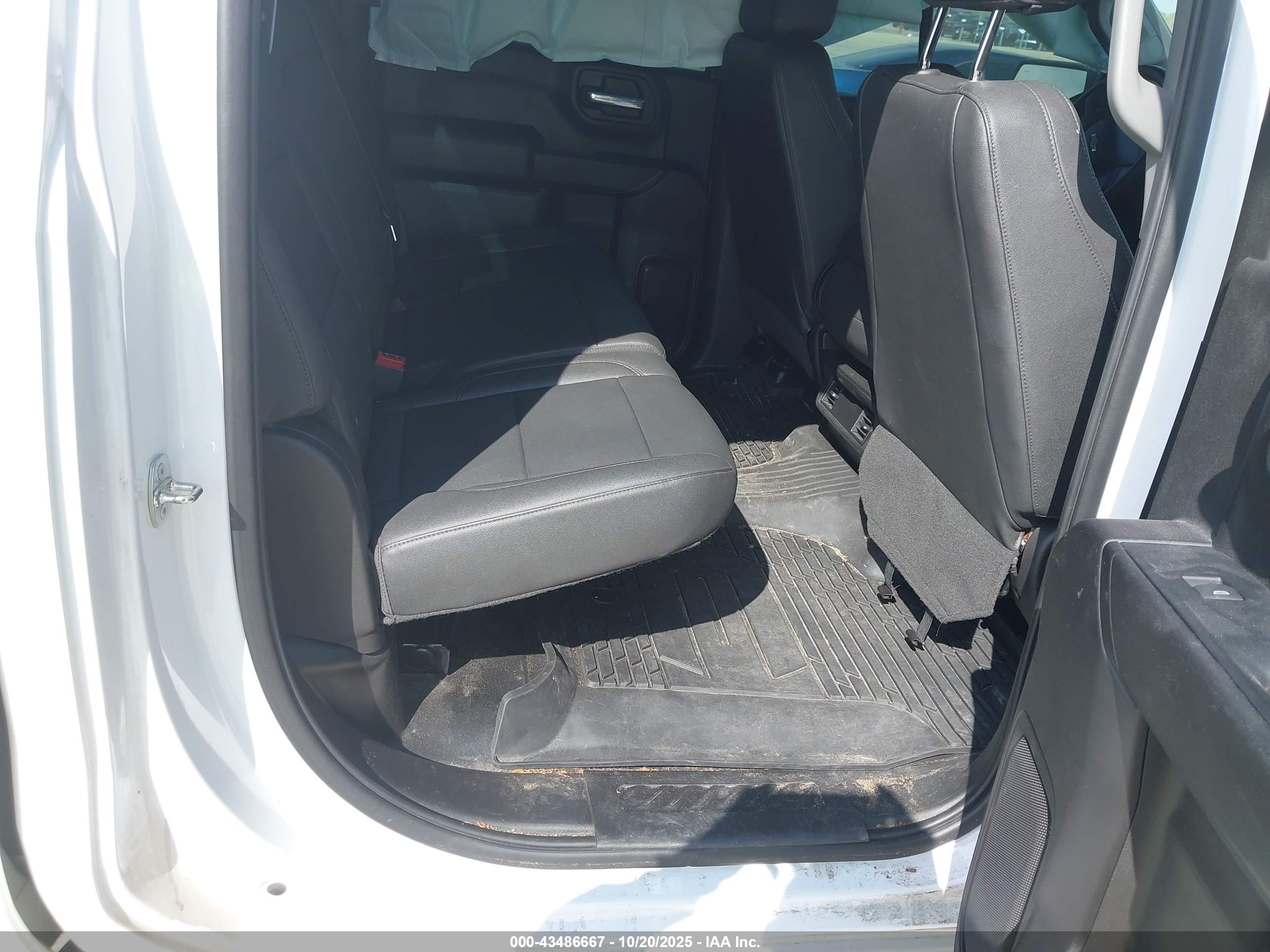 CHEVROLET SILVERADO image 8