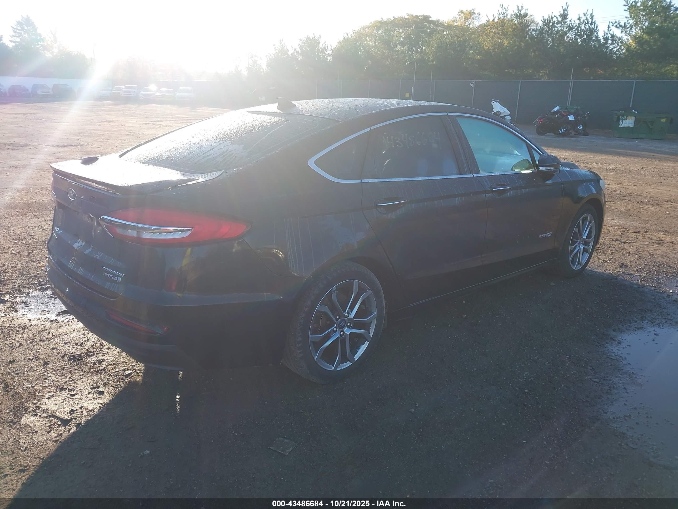 FORD FUSION image 4