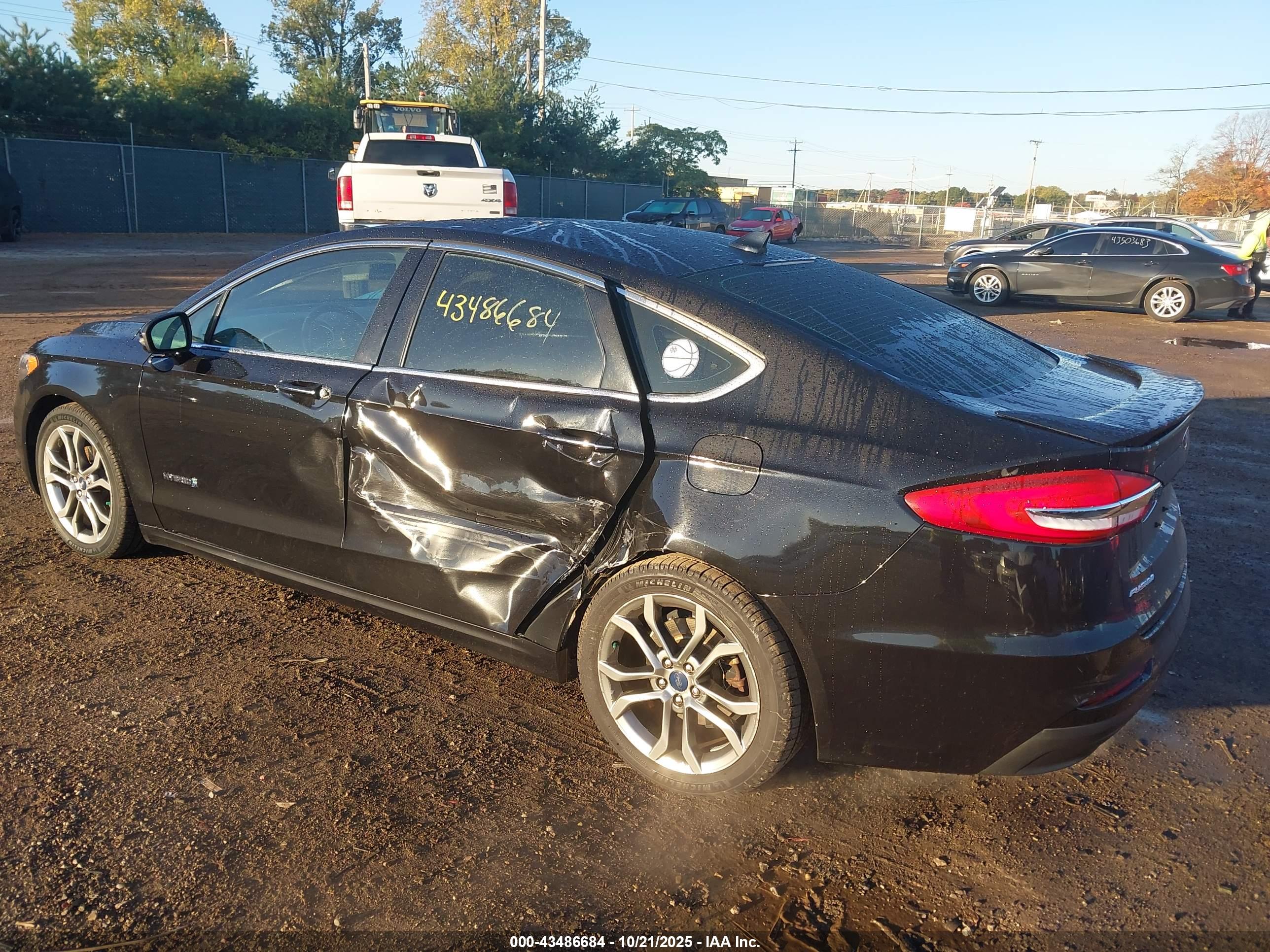 FORD FUSION image 6