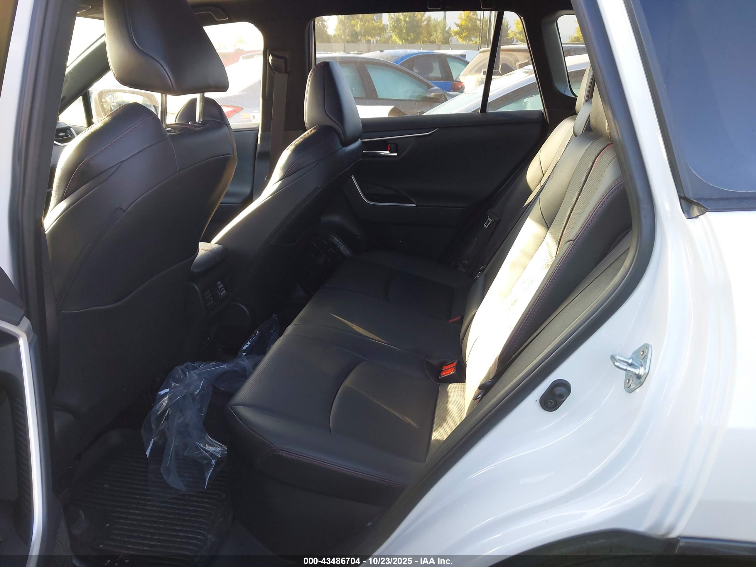 TOYOTA RAV4 image 8