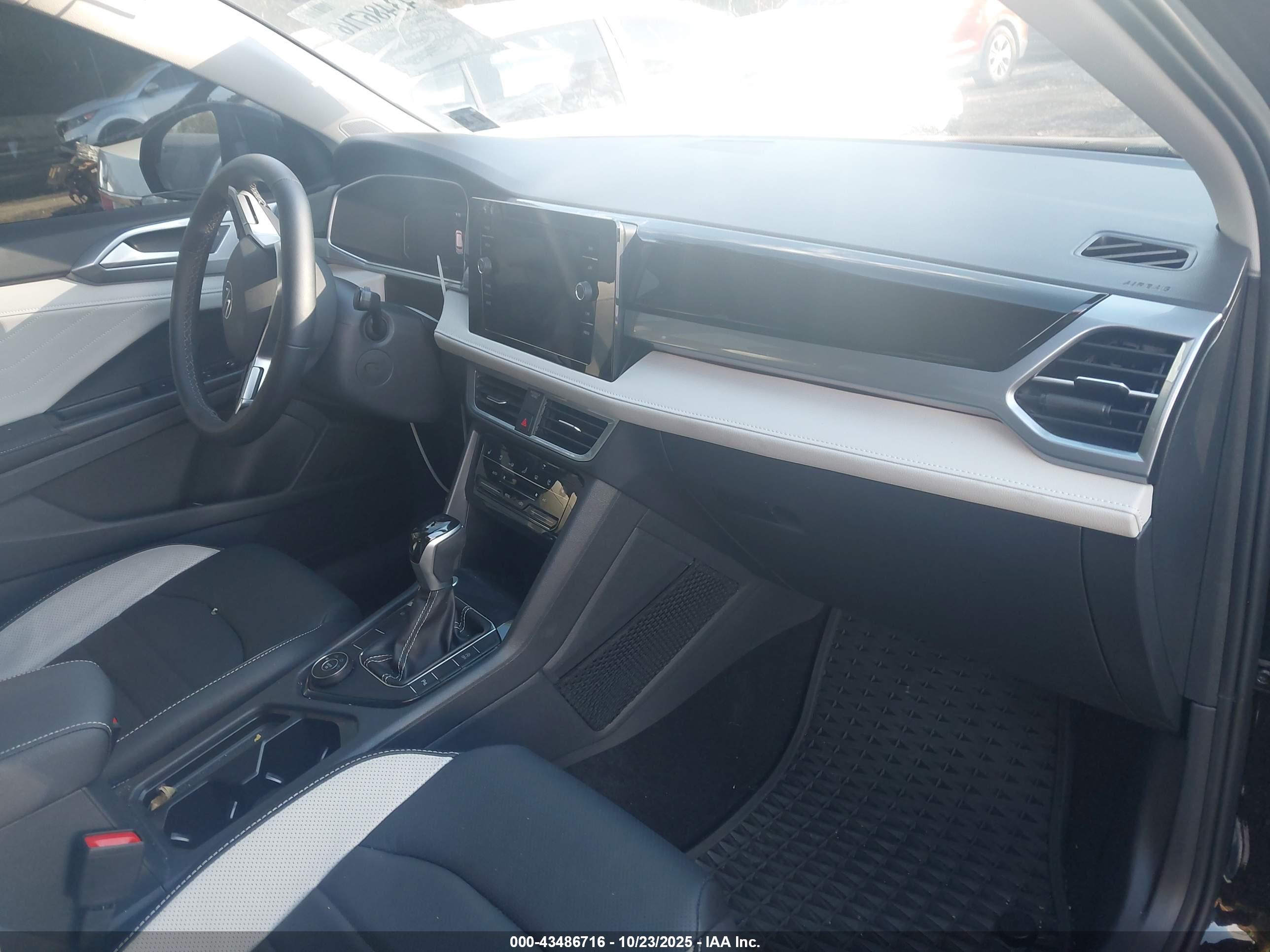 VOLKSWAGEN TAOS image 5