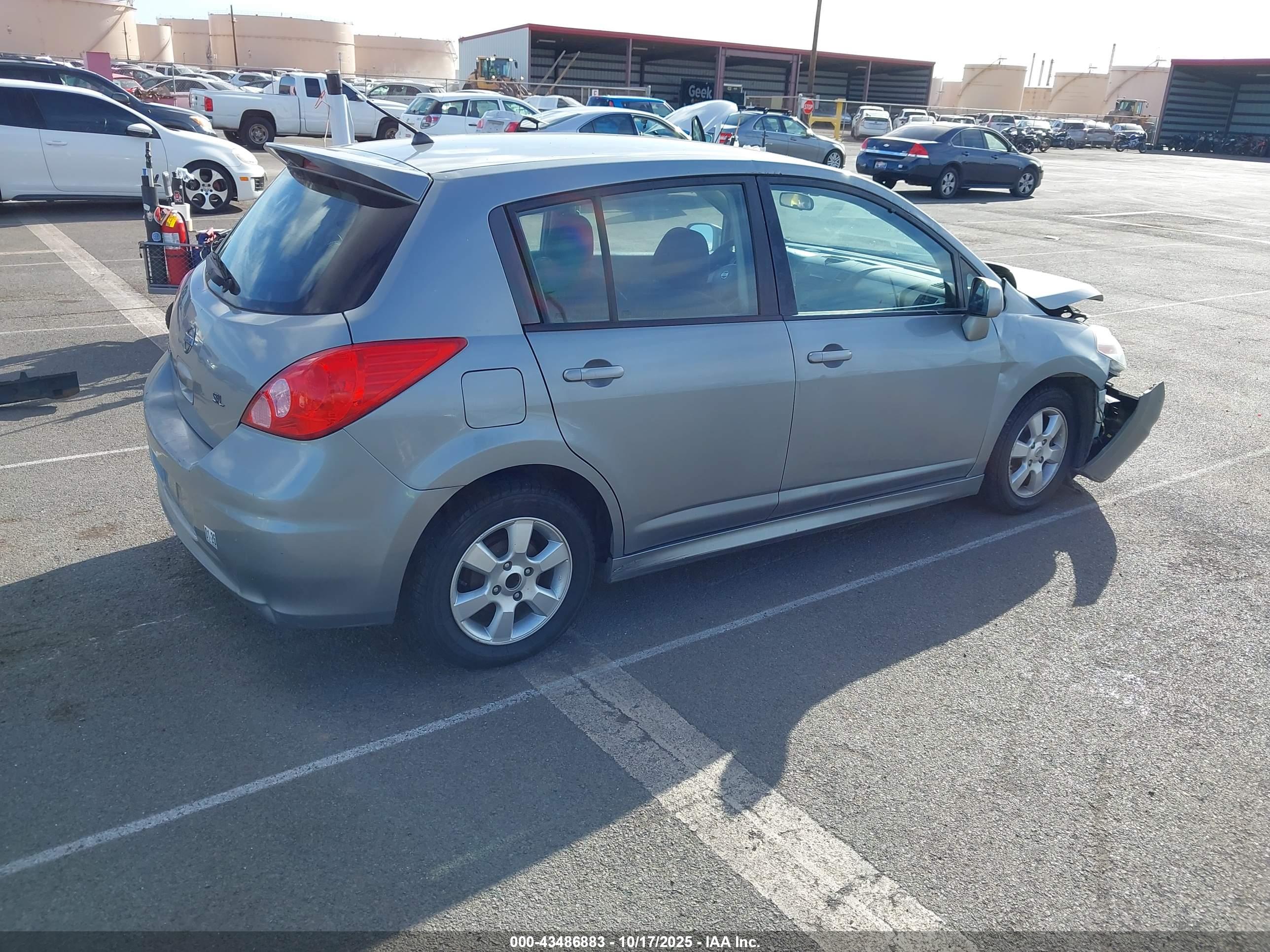 NISSAN VERSA image 4