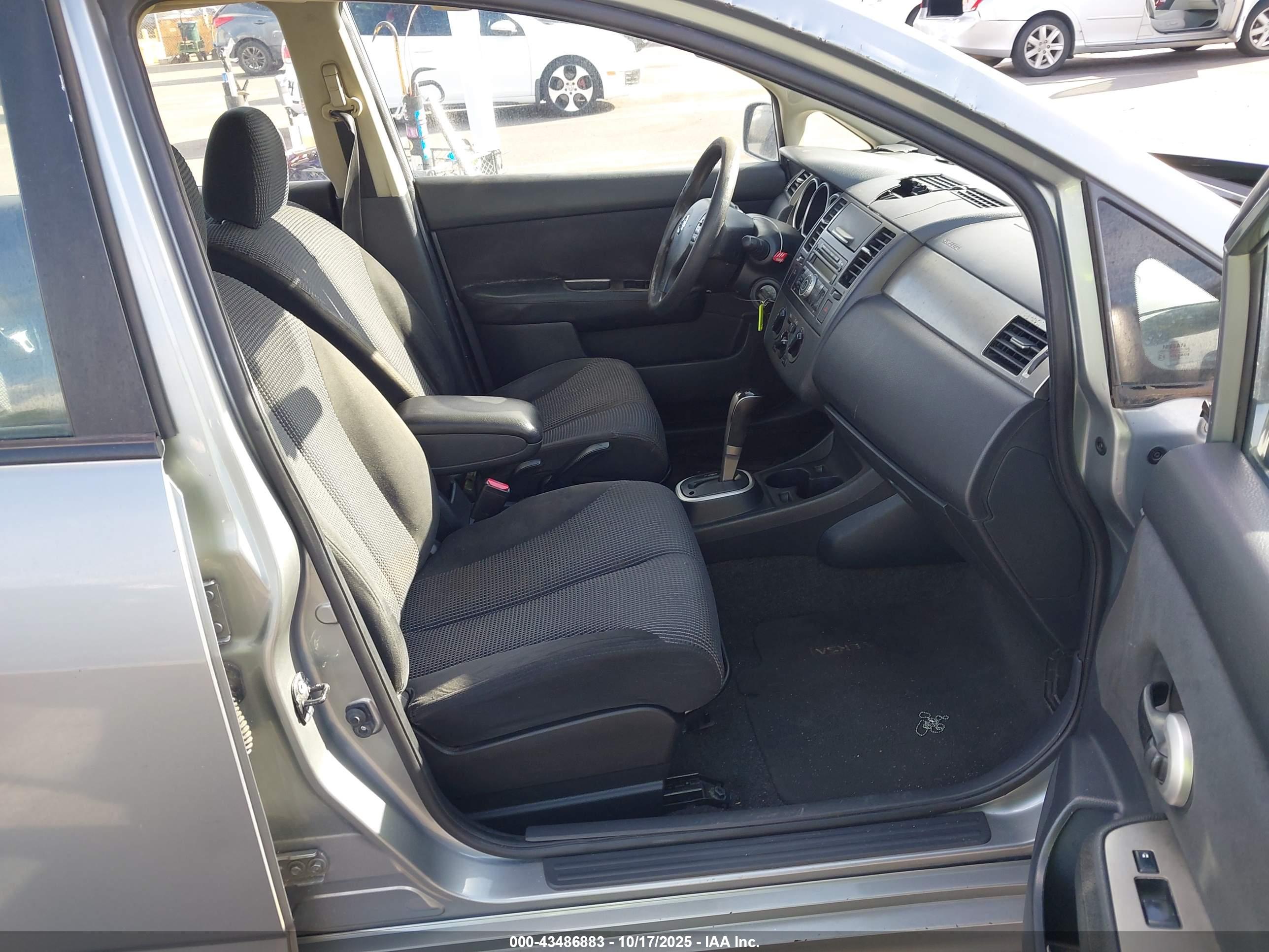 NISSAN VERSA image 5