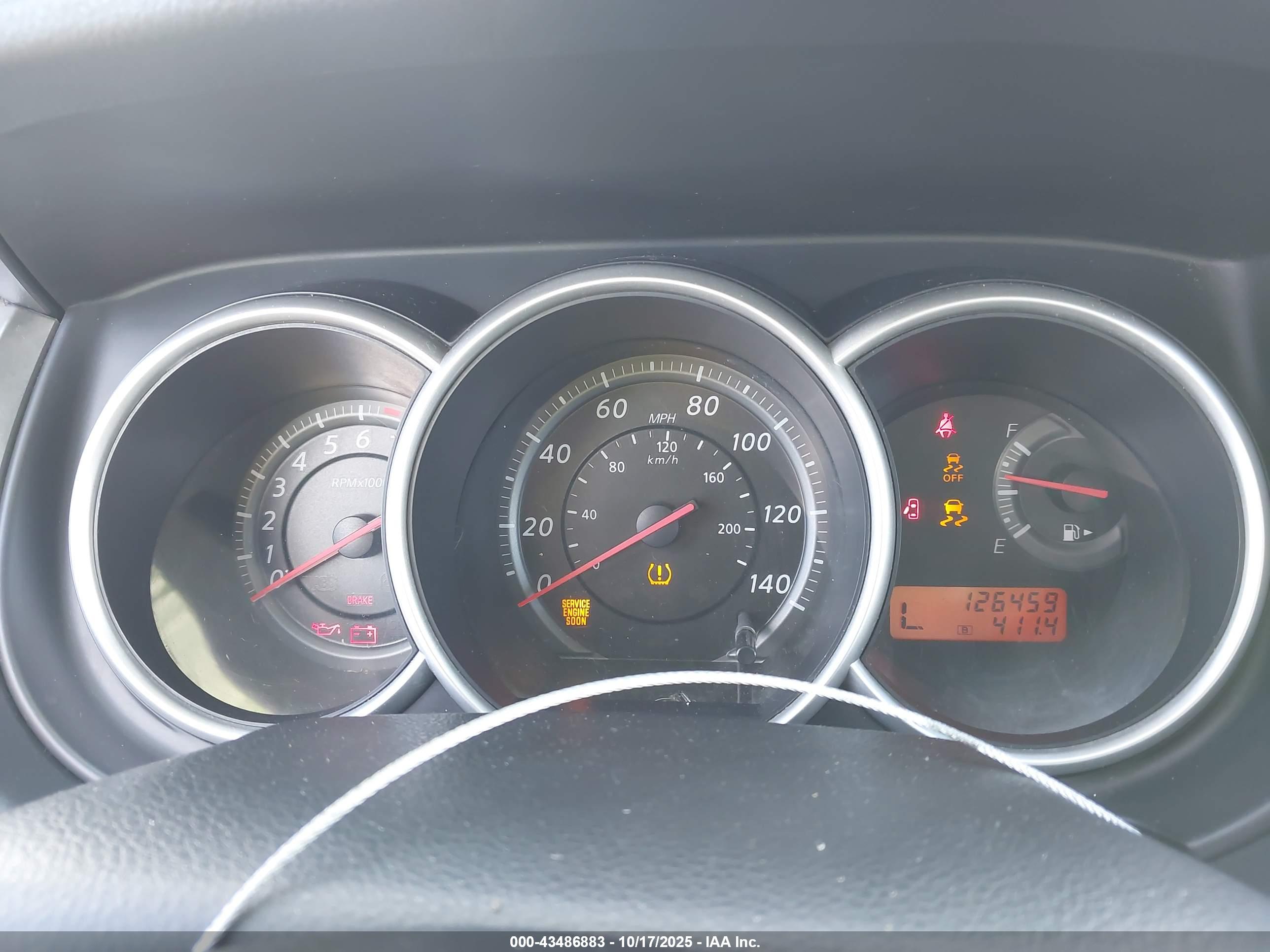 NISSAN VERSA image 7