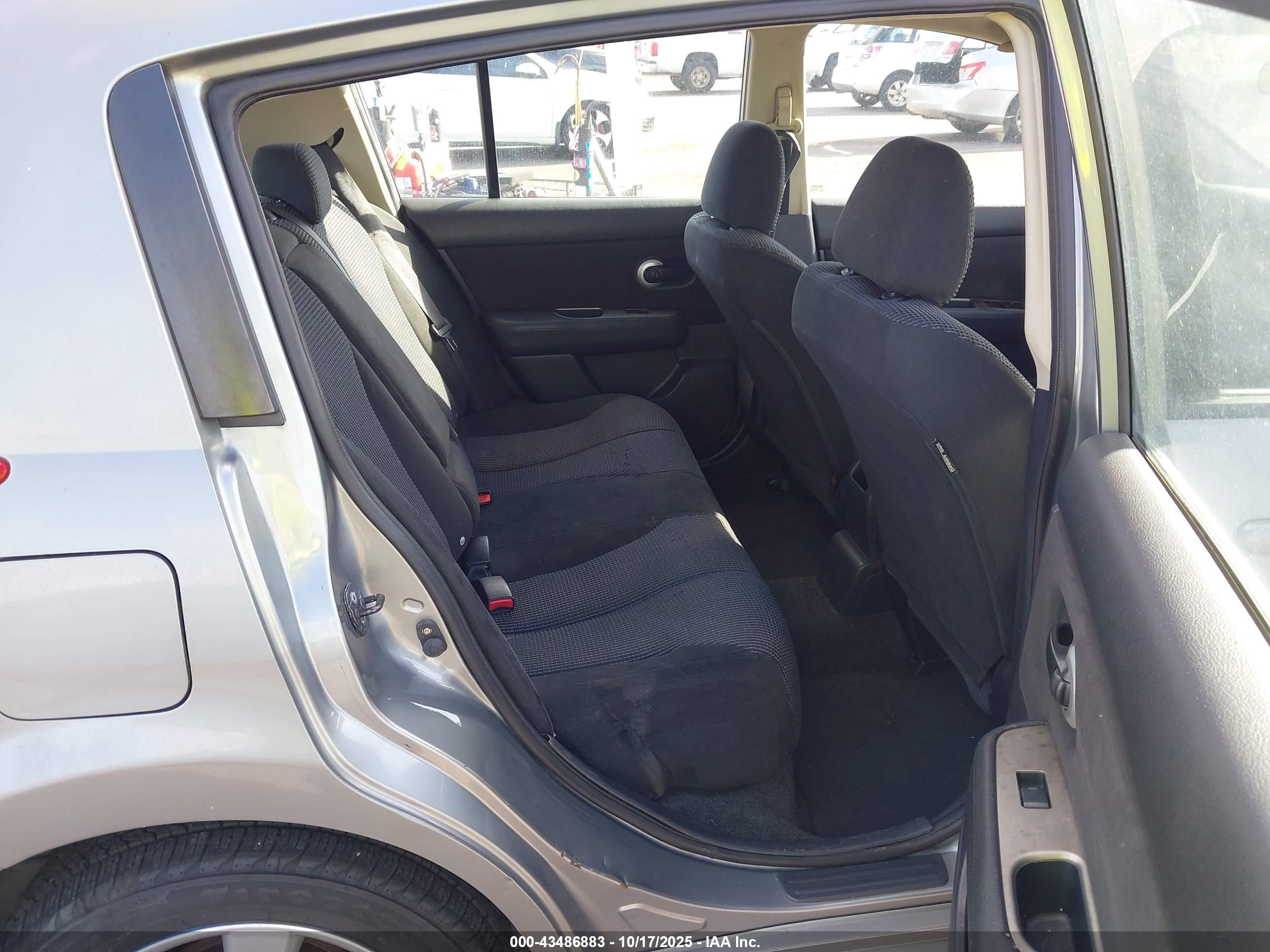 NISSAN VERSA image 8