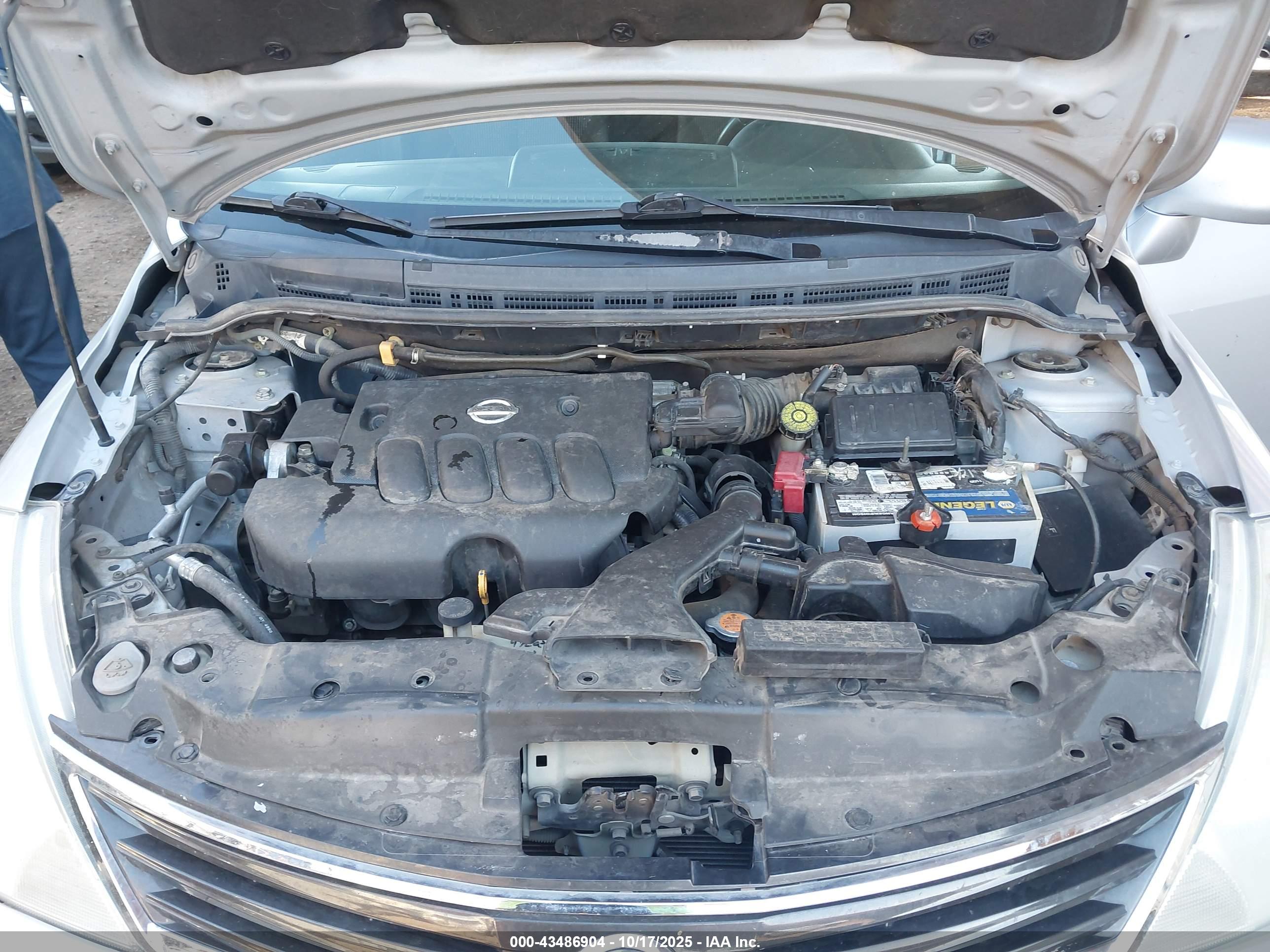 NISSAN VERSA image 10