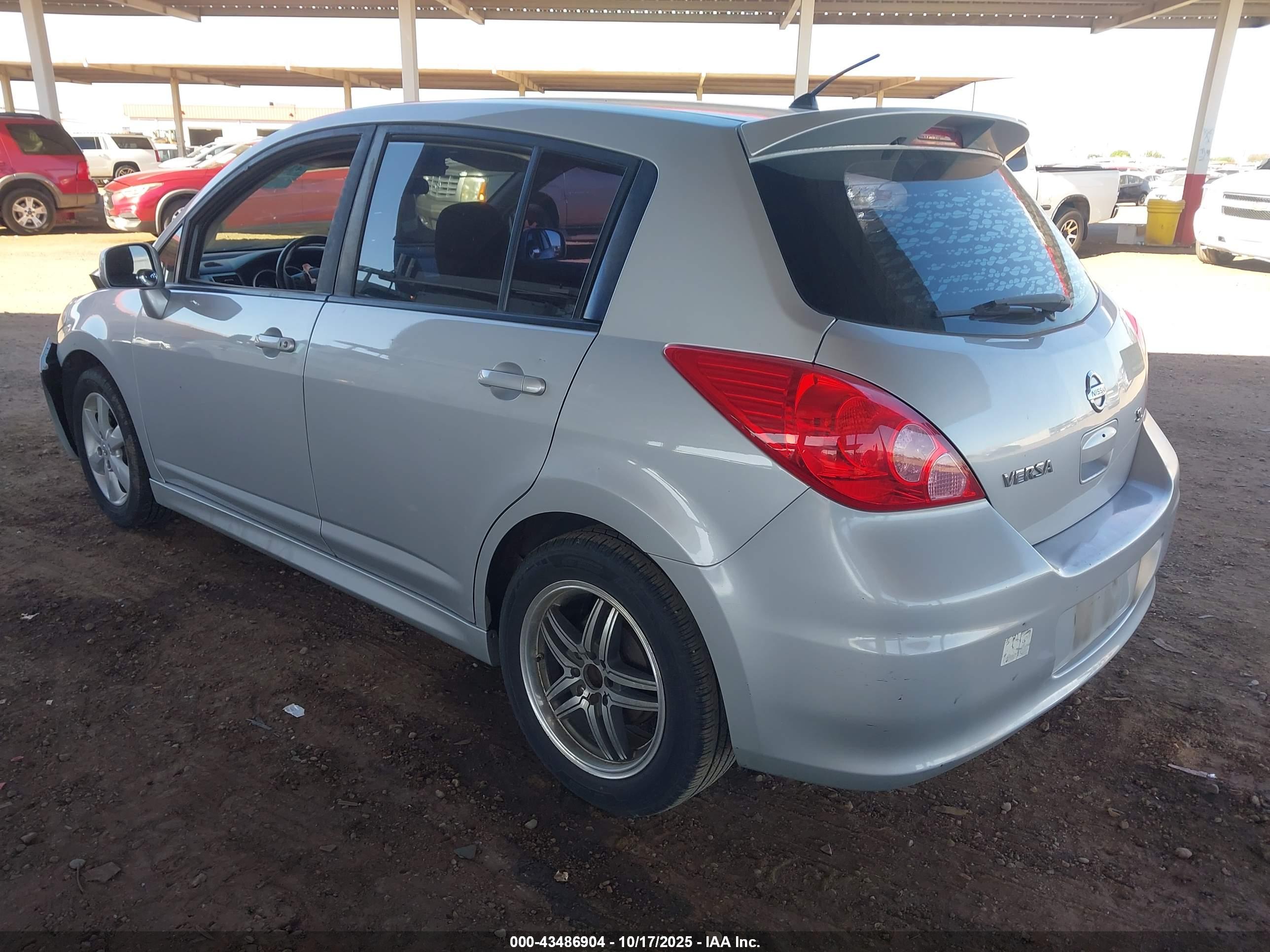 NISSAN VERSA image 3