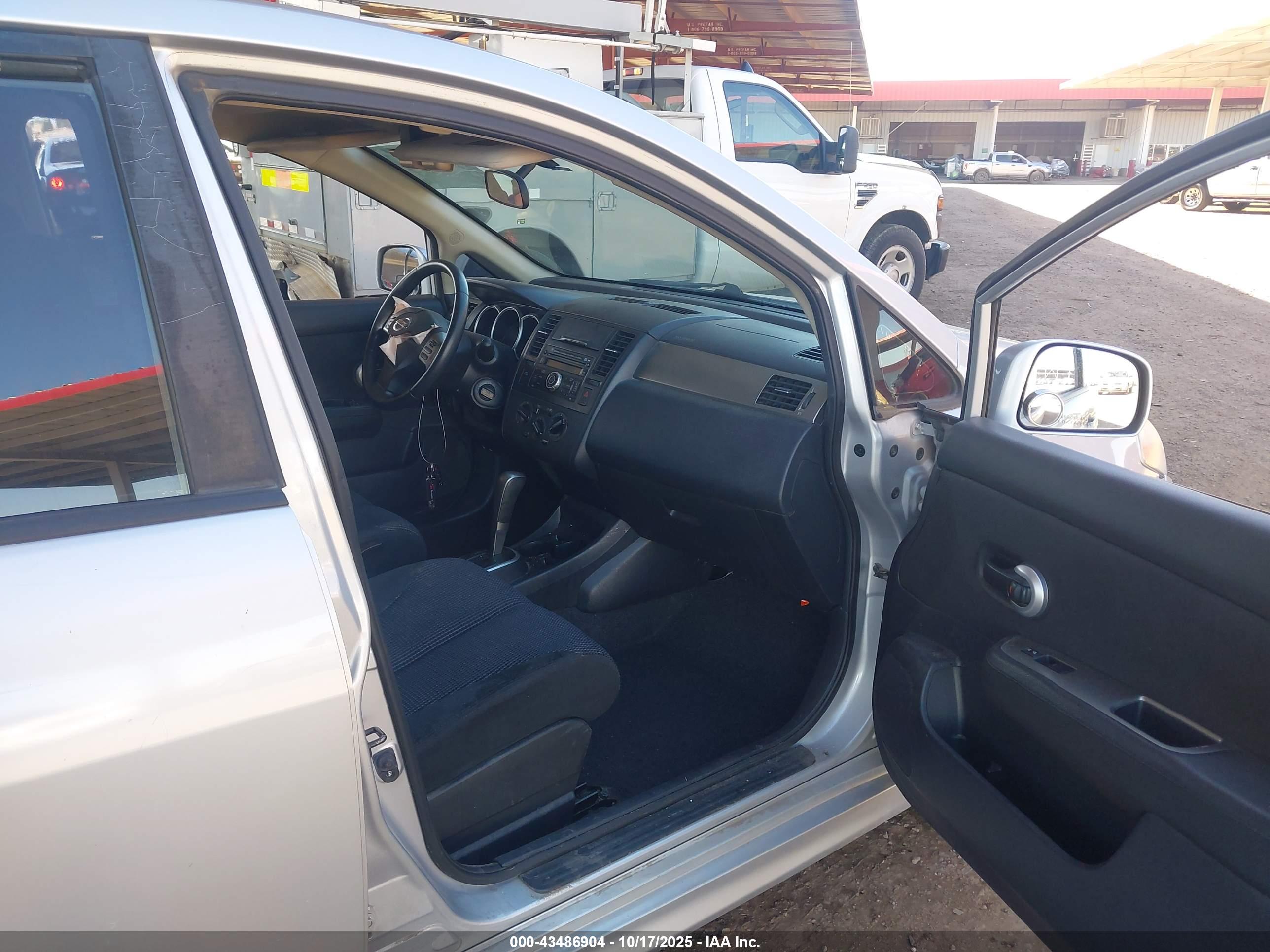 NISSAN VERSA image 5