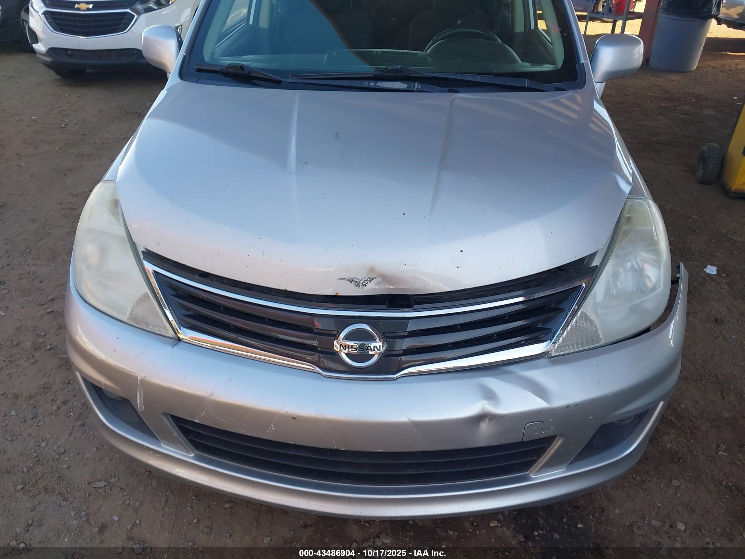 NISSAN VERSA image 6