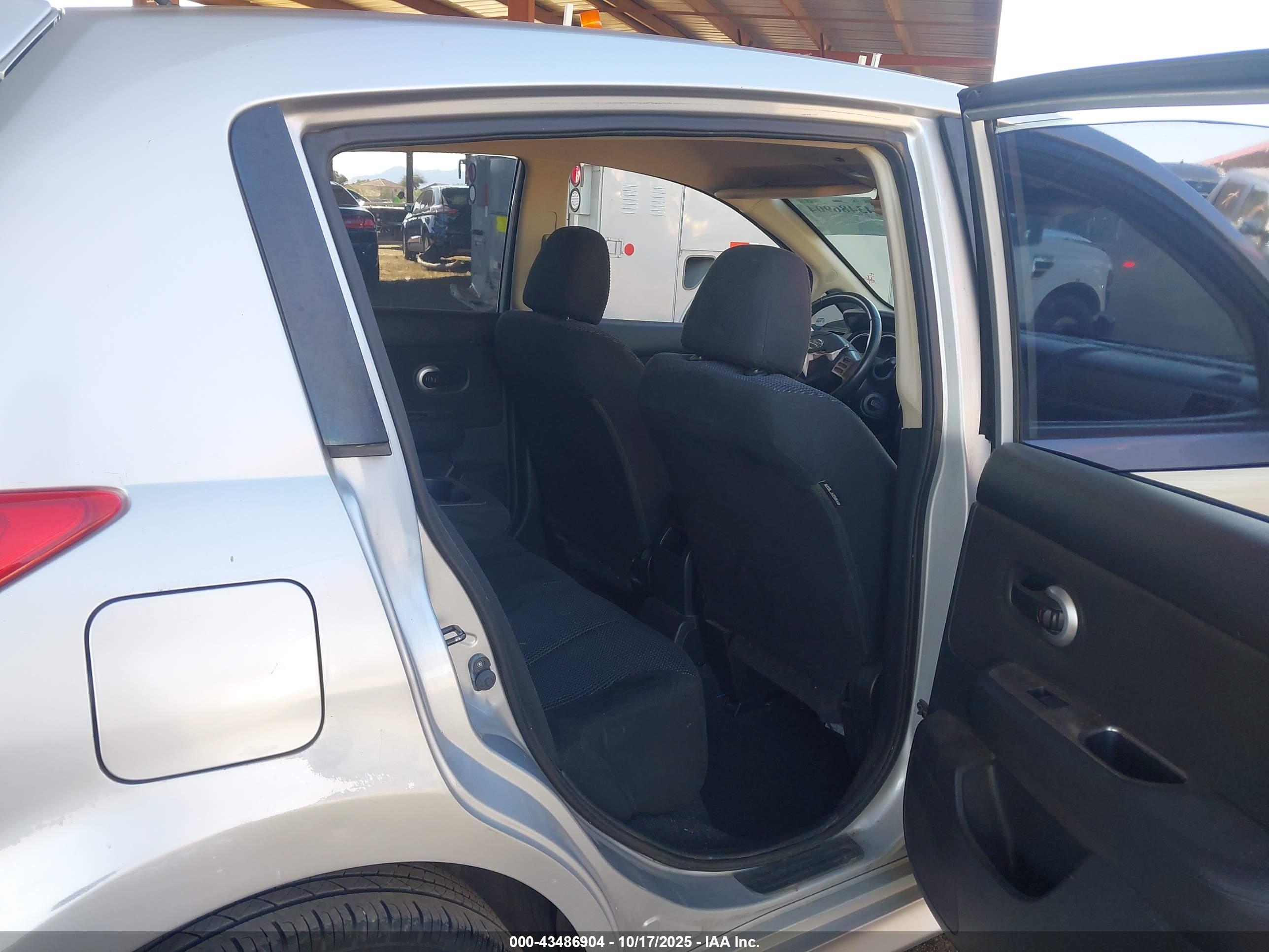 NISSAN VERSA image 8