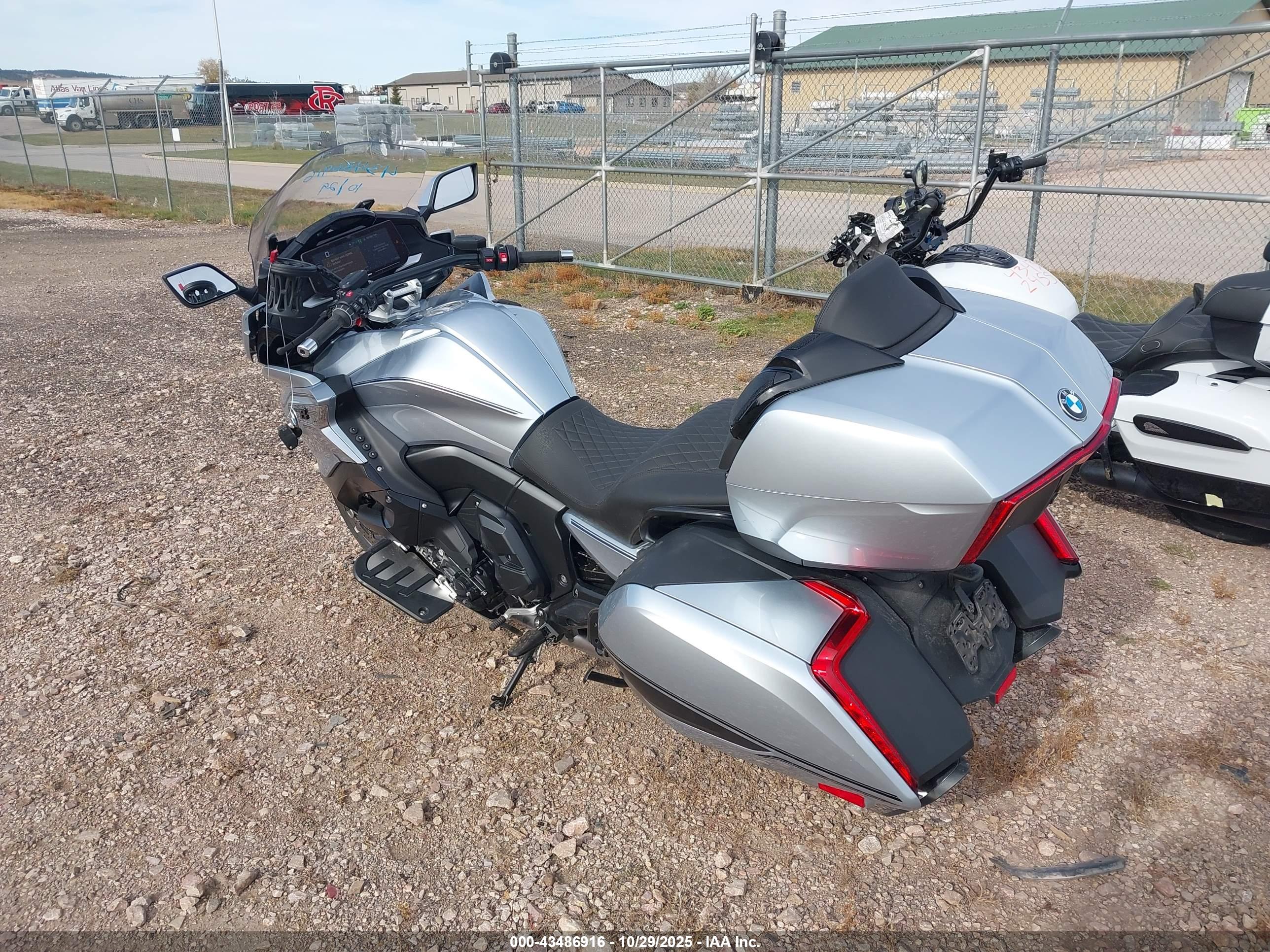 BMW K1600 image 3