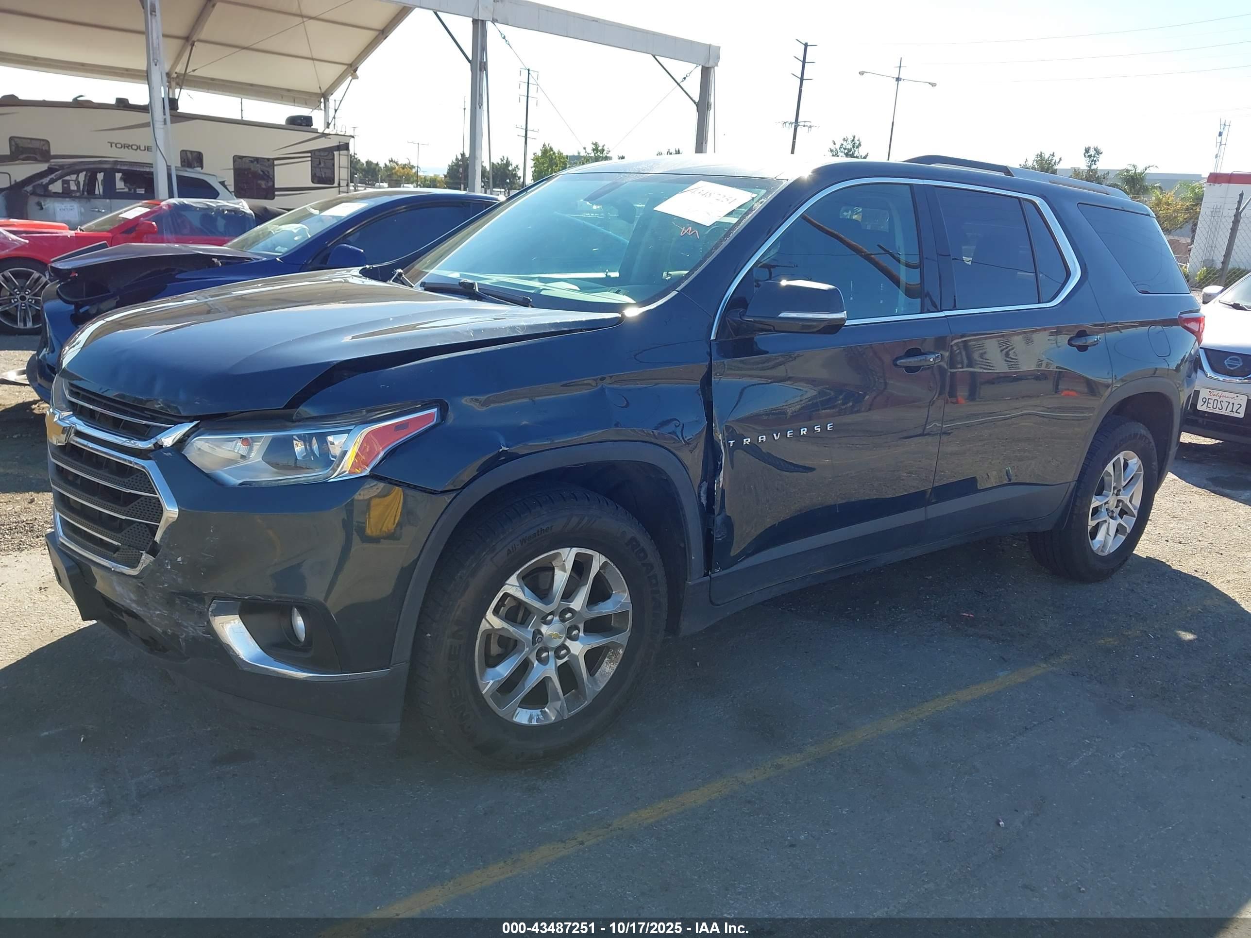 CHEVROLET TRAVERSE image 2