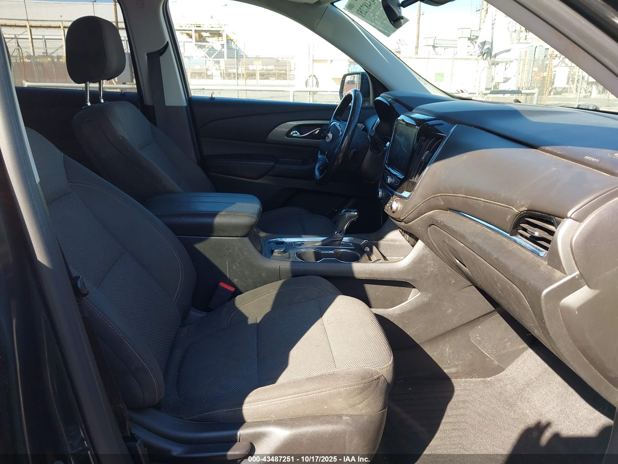 CHEVROLET TRAVERSE image 5