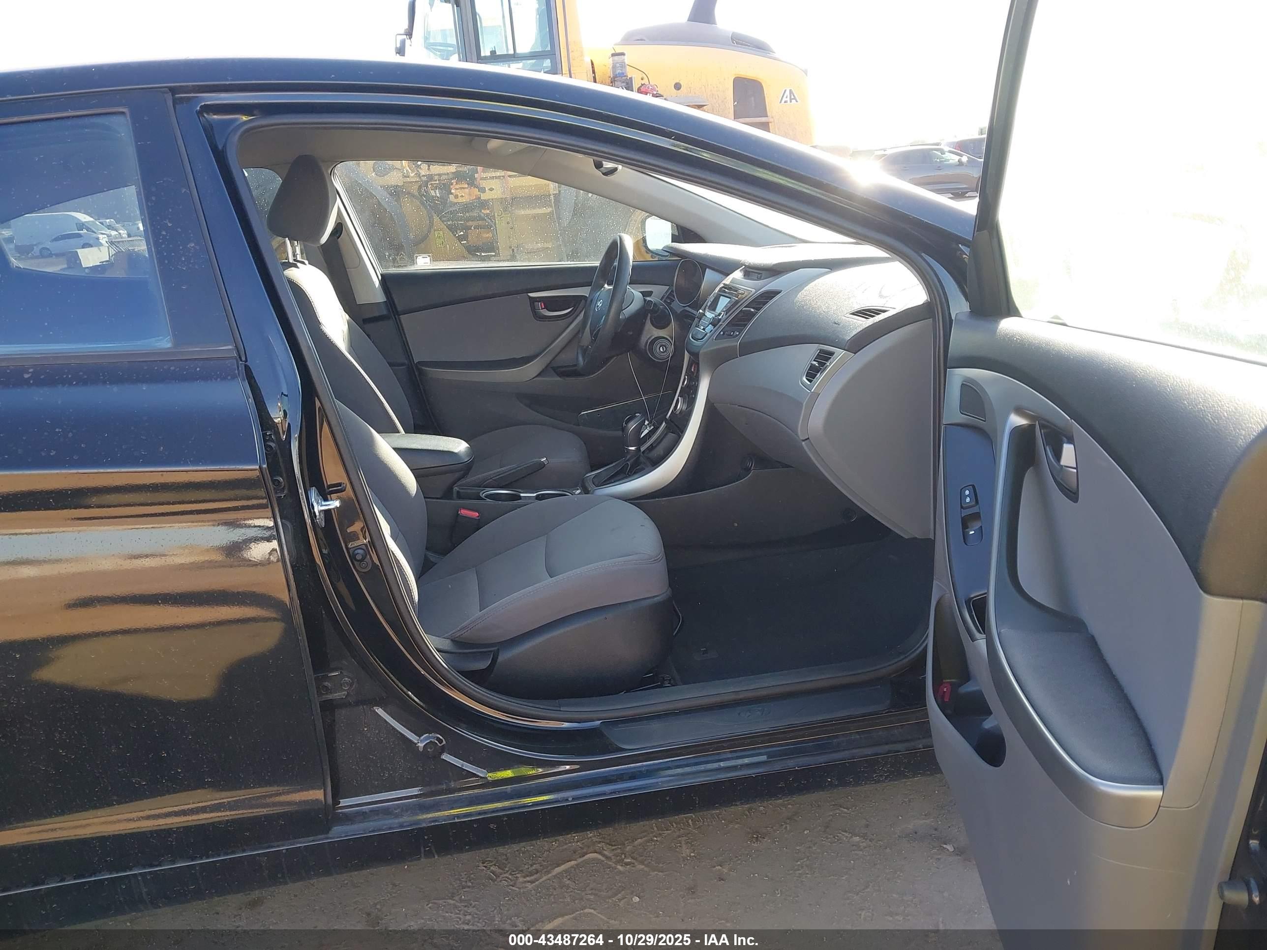 HYUNDAI ELANTRA image 5