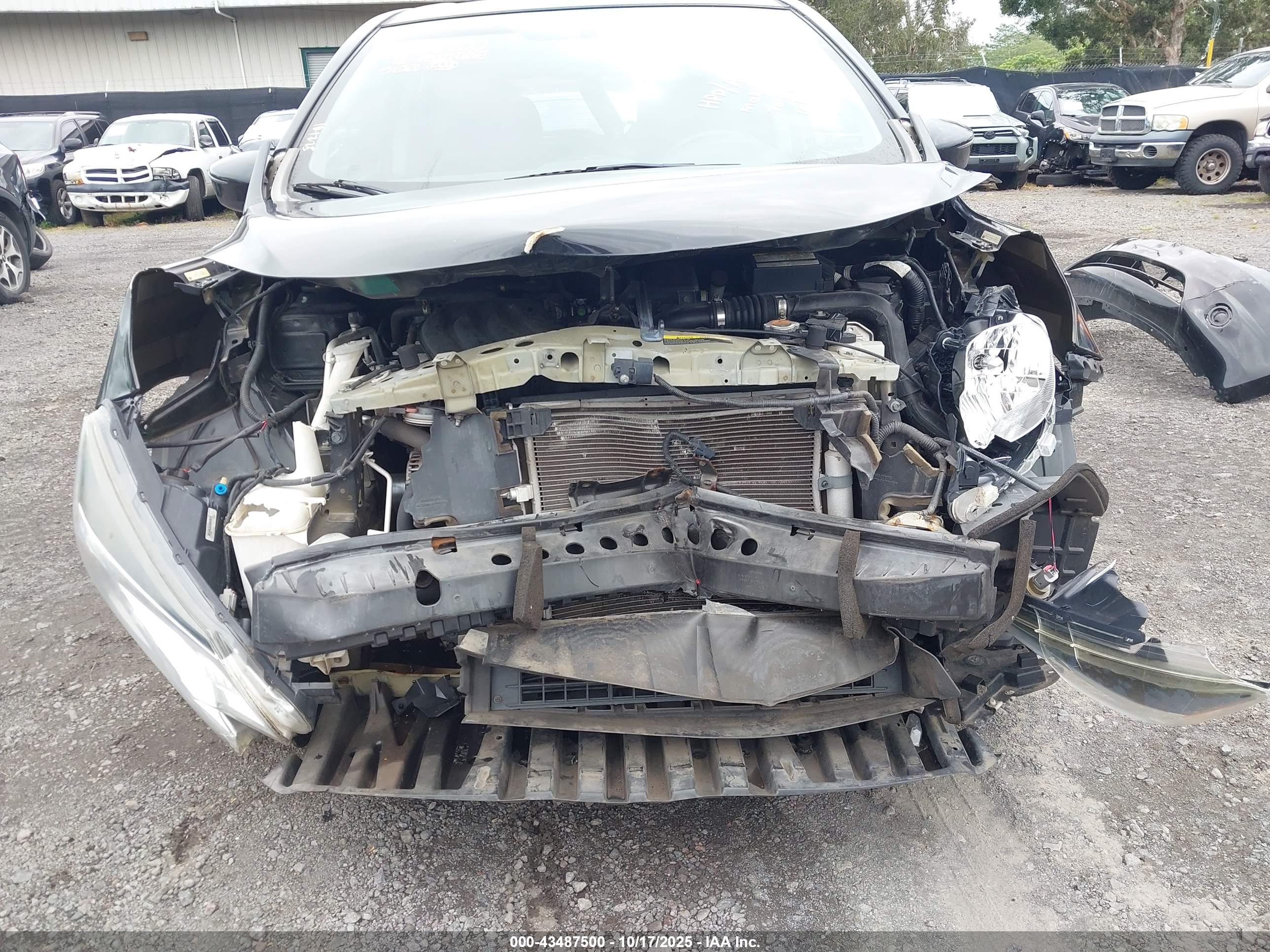 NISSAN VERSA image 6
