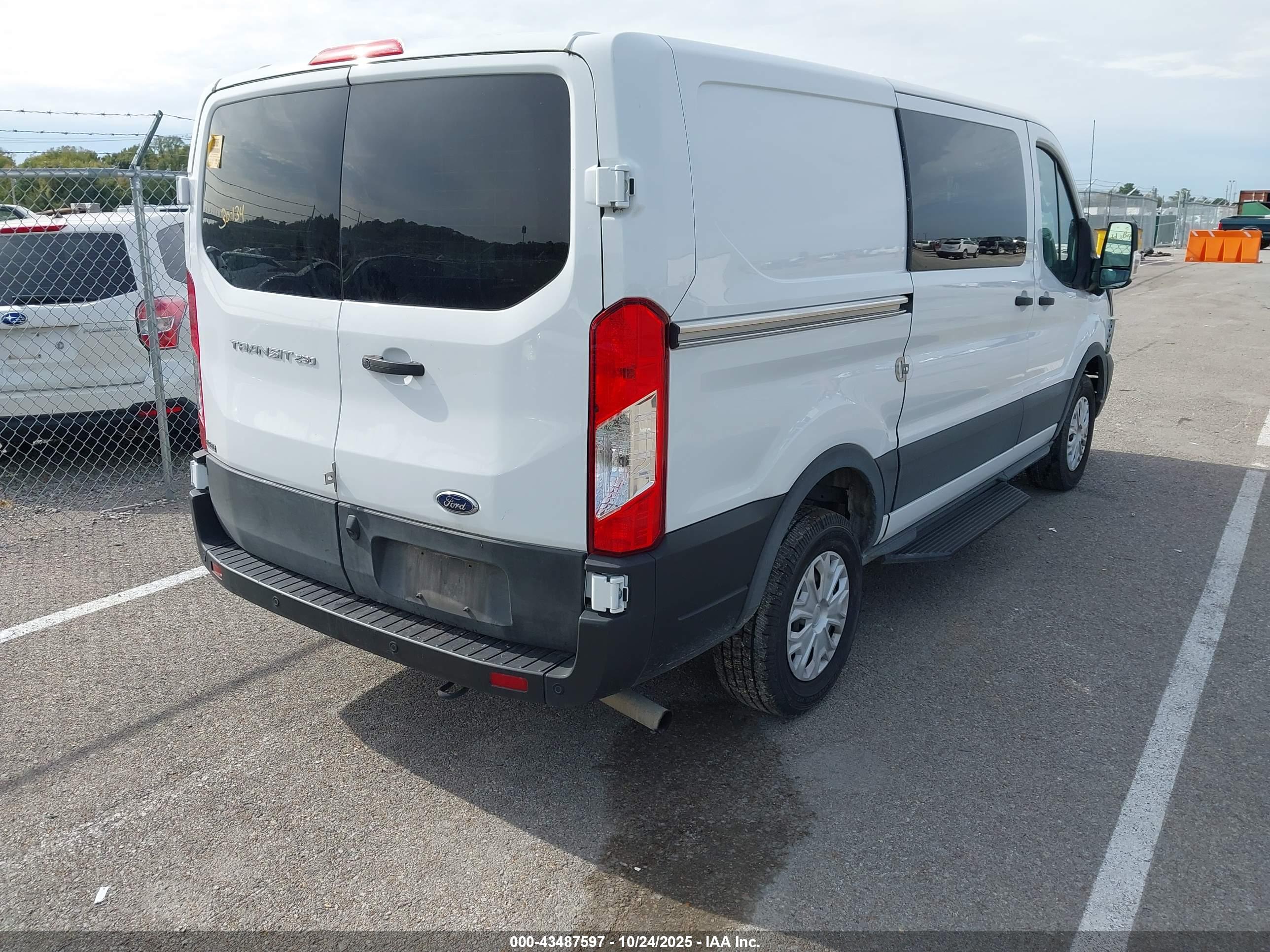 FORD TRANSIT-250 image 4