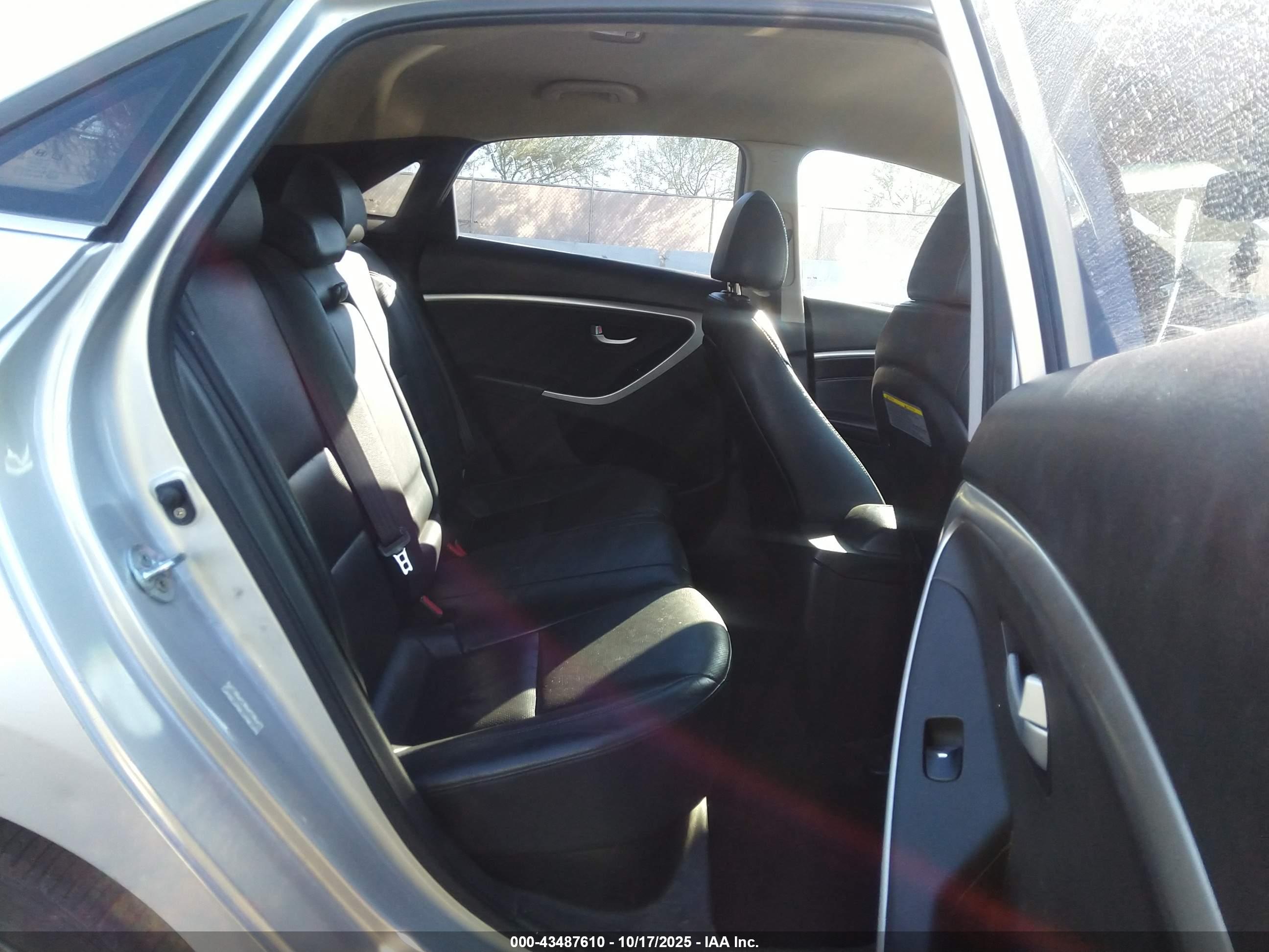 HYUNDAI ELANTRA image 8