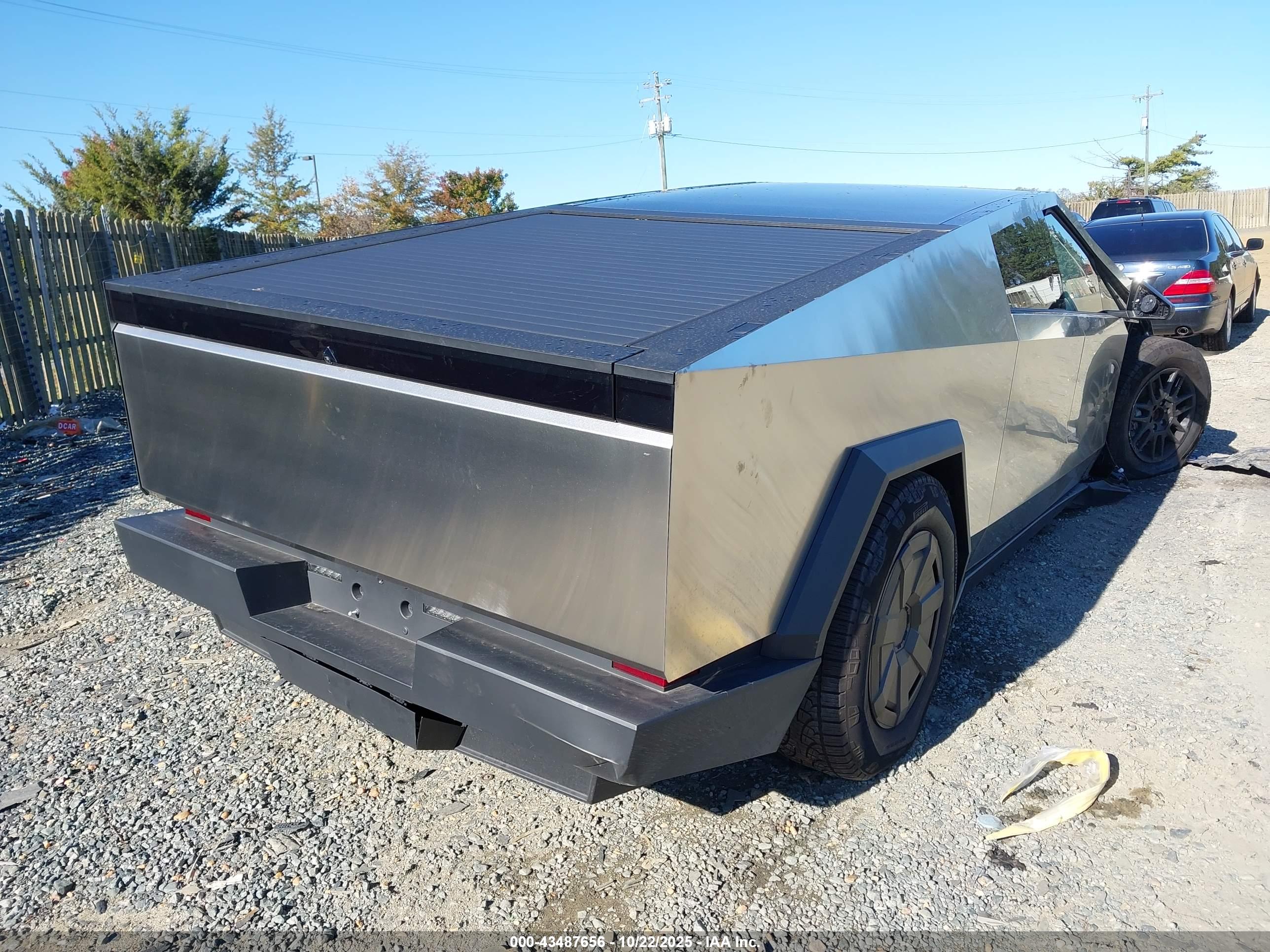 TESLA CYBERTRUCK image 4
